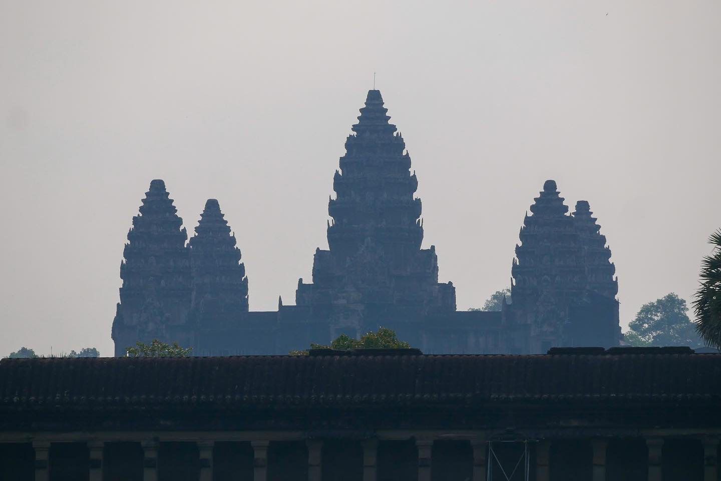 Angkor Wat est pratiquement indescriptible. Tant de beaut&eacute;, de travail, d&rsquo;histoire, de d&eacute;tails&hellip; et c&rsquo;est immense!

C&rsquo;est le plus grand monument religieux du monde. Il est l&rsquo;image m&ecirc;me qu&rsquo;on a d