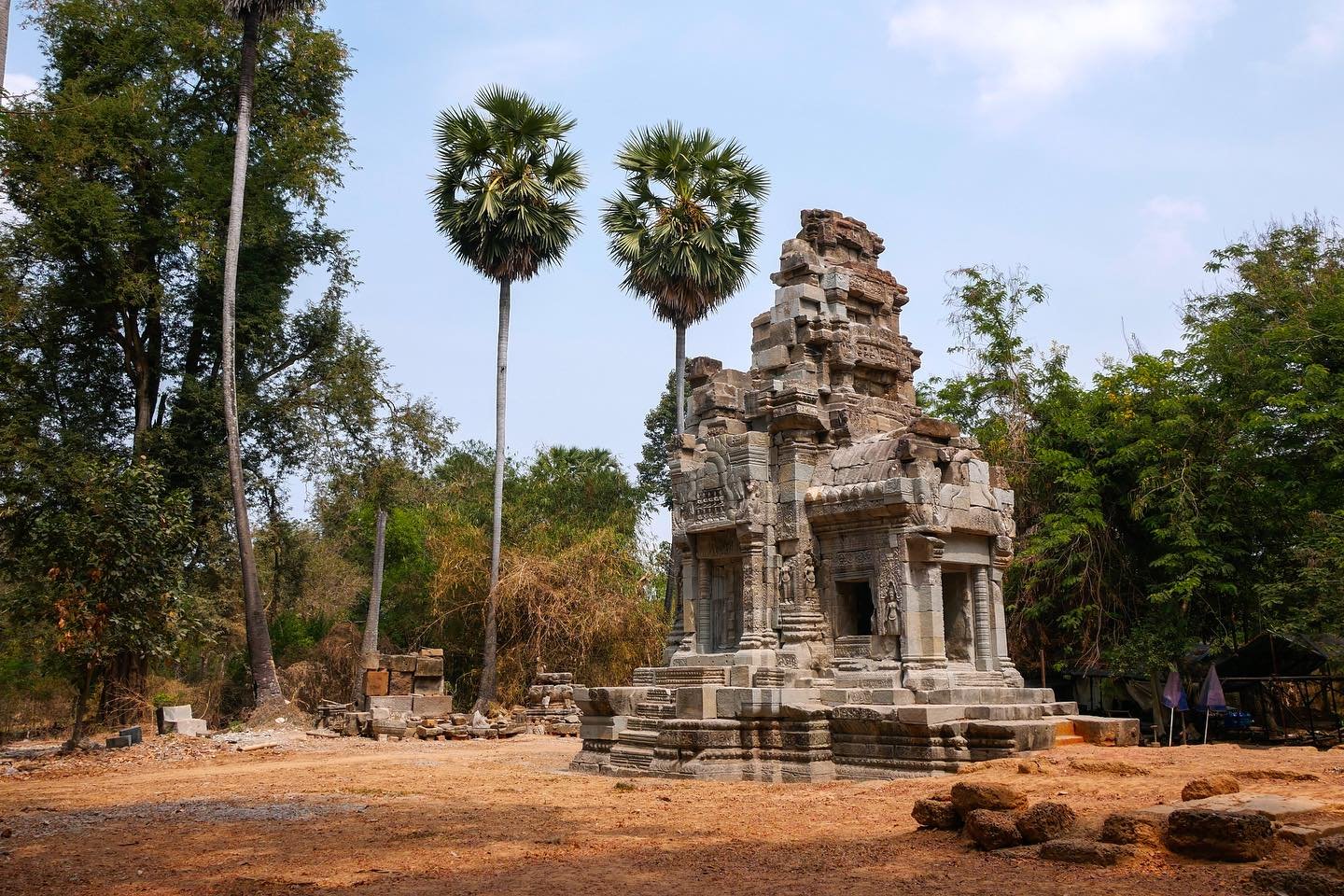 Notre derni&egrave;re journ&eacute;e sur le site arch&eacute;ologique Angkor a &eacute;t&eacute; superbe: nous avons lou&eacute; un scooter &eacute;lectrique et nous cherchions &agrave; visiter les plus petits temples moins fr&eacute;quent&eacute;s. 