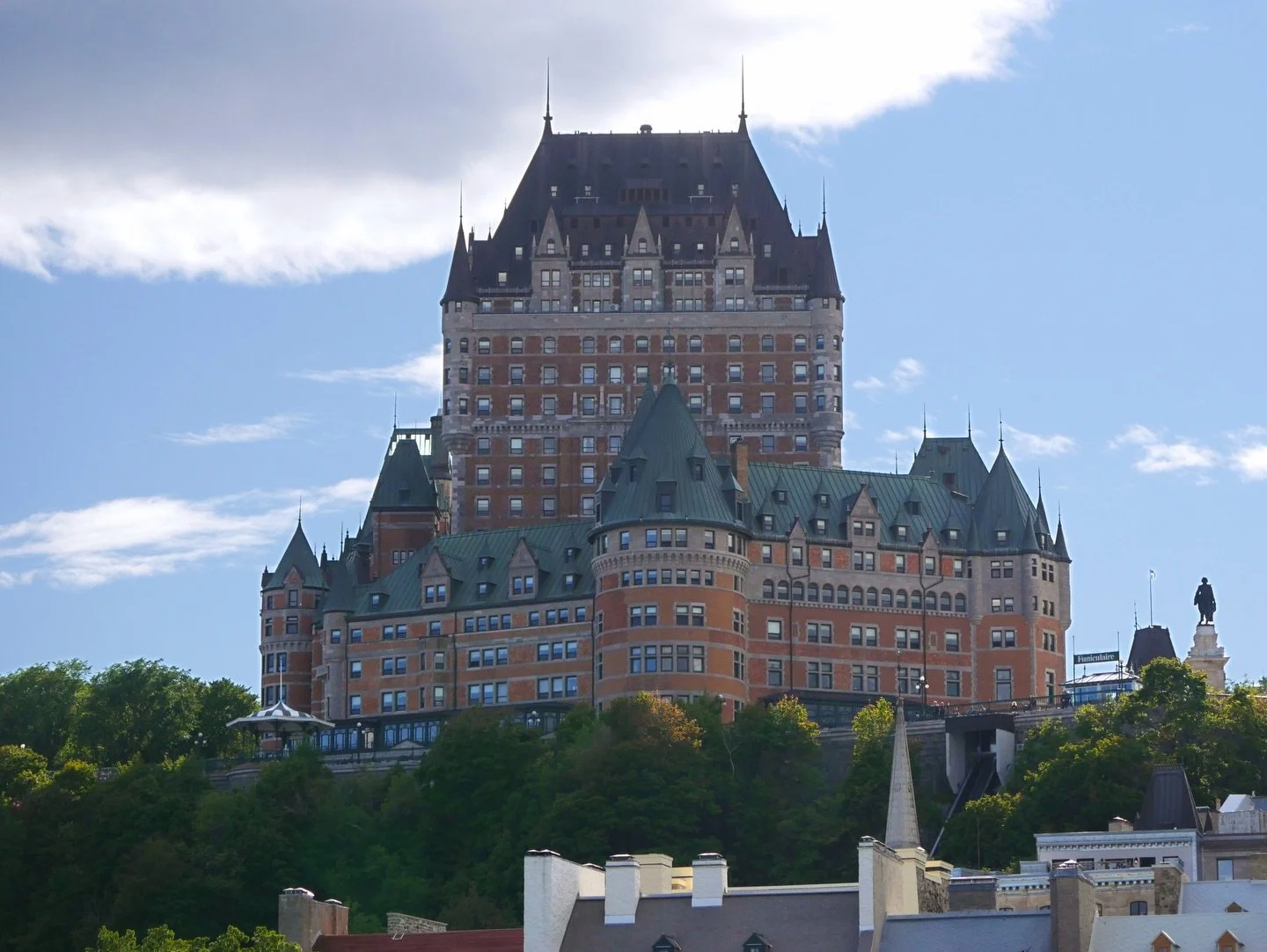 Bonne St-Jean &agrave; tout le Qu&eacute;bec! ⚜️

N&rsquo;oubliez pas de visiter notre belle province cet &eacute;t&eacute;! 😉

#quebec #stjeanbaptiste #bonjourquebec #nature