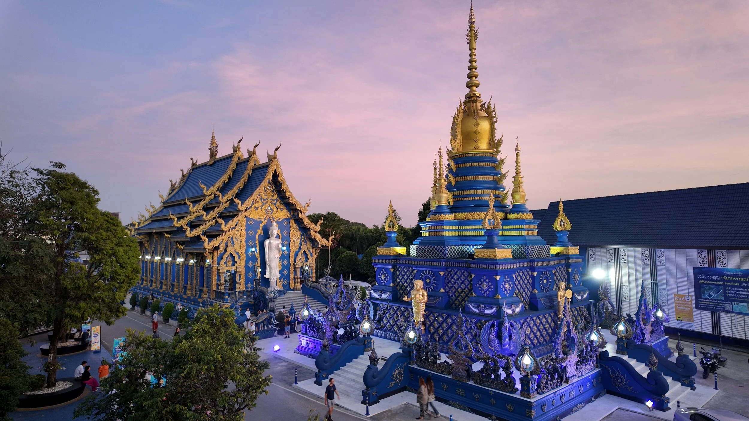 Le Blue Temple (Wat Rong Suea Ten) lors du coucher de soleil