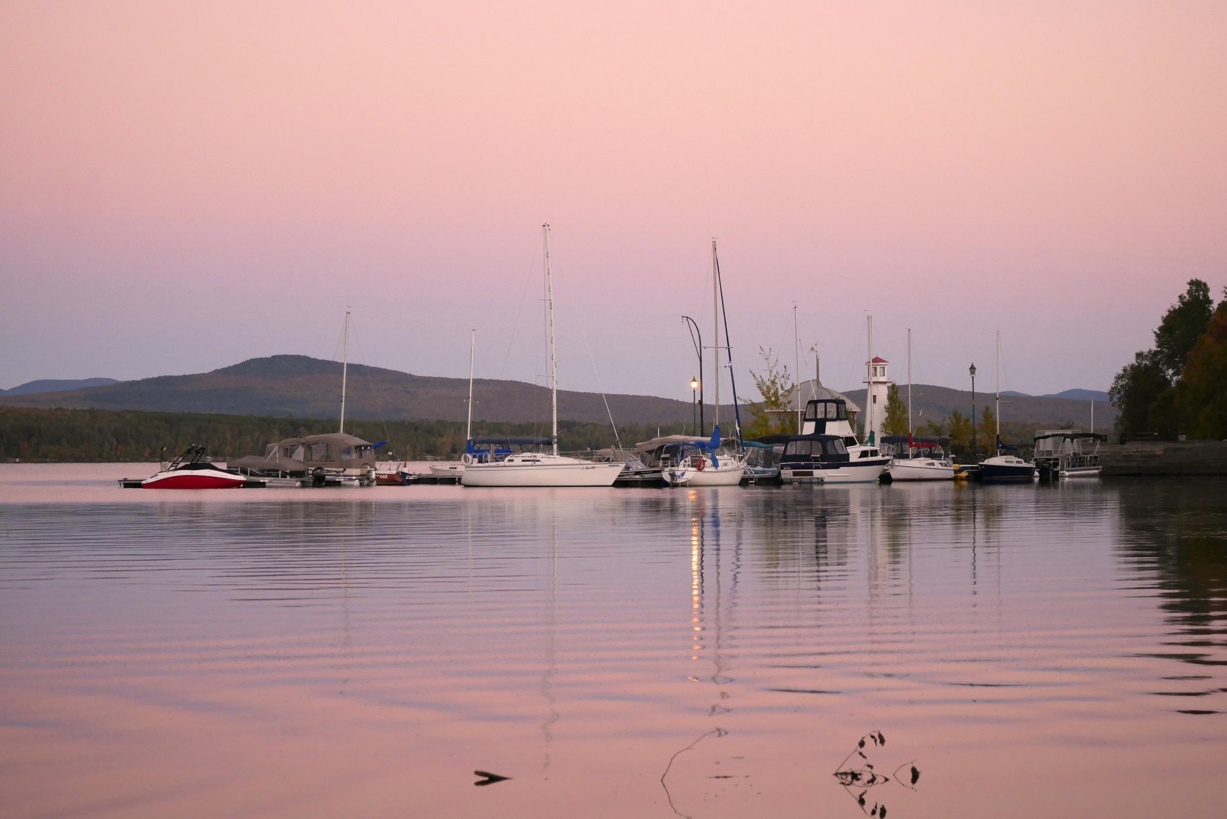 Le quai du village de Piopolis lors du coucher de soleil