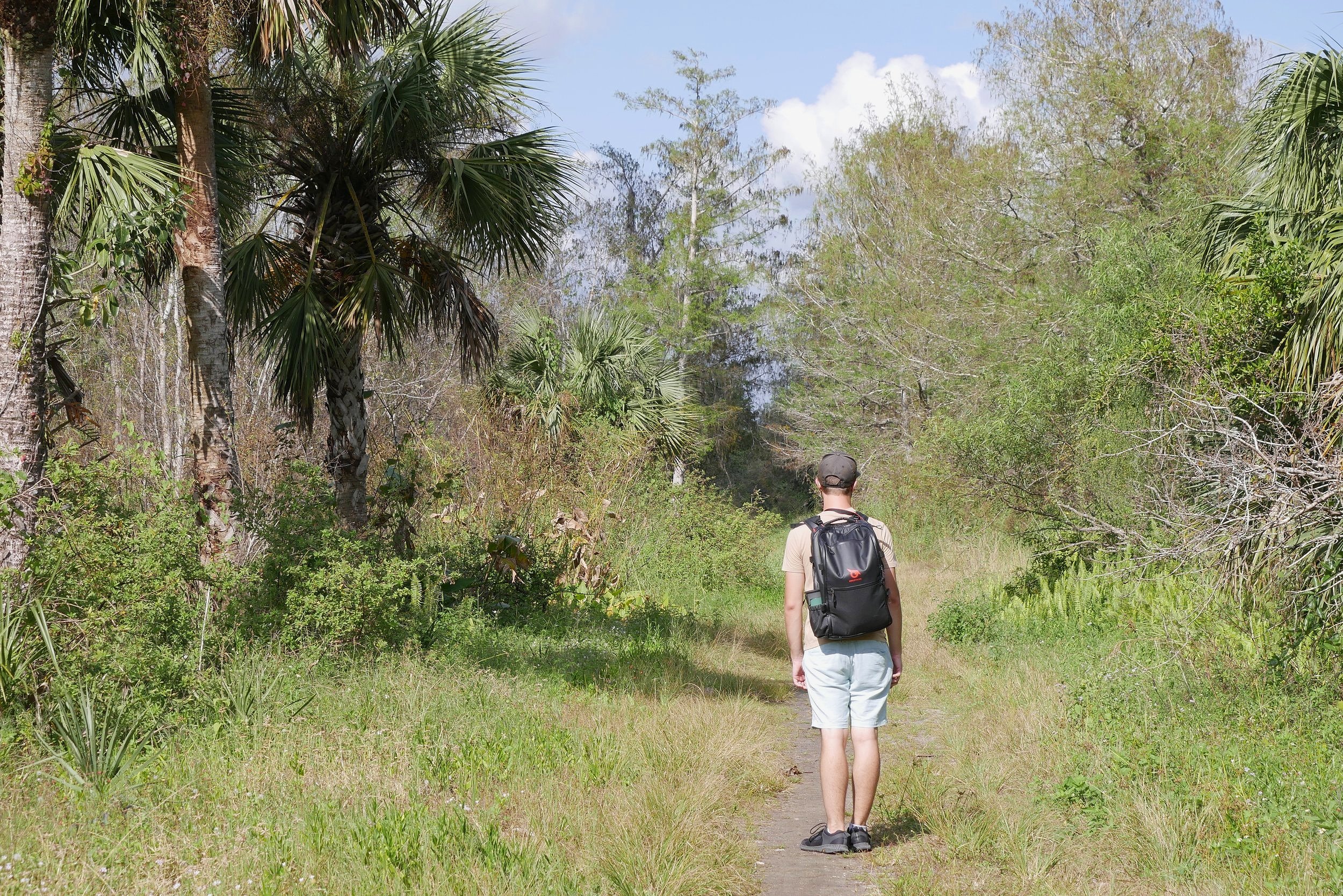 Antoine sur un sentier