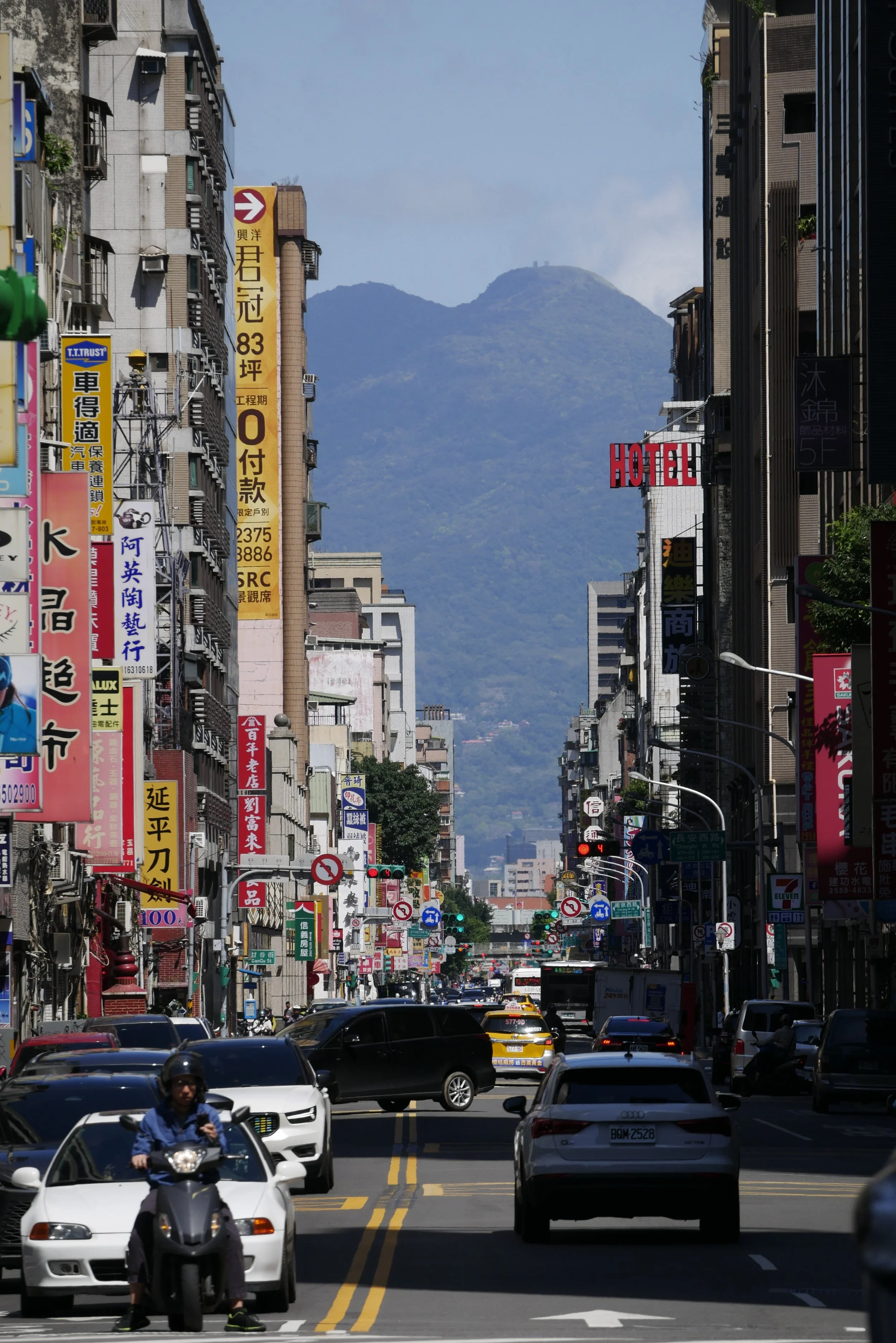 Boulevard, affiches et montagnes à Taipei