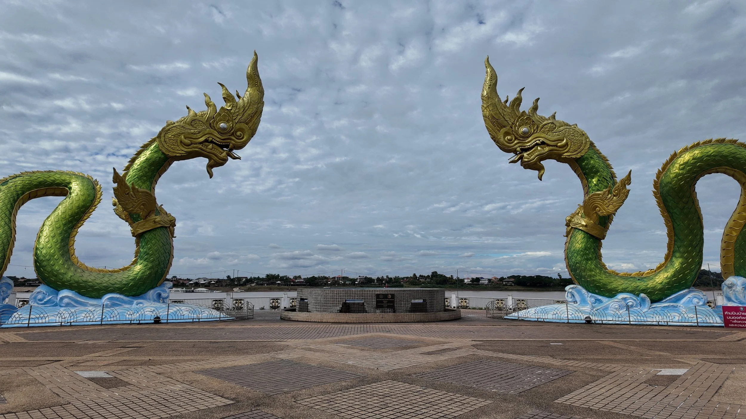 Les deux statues de nagas