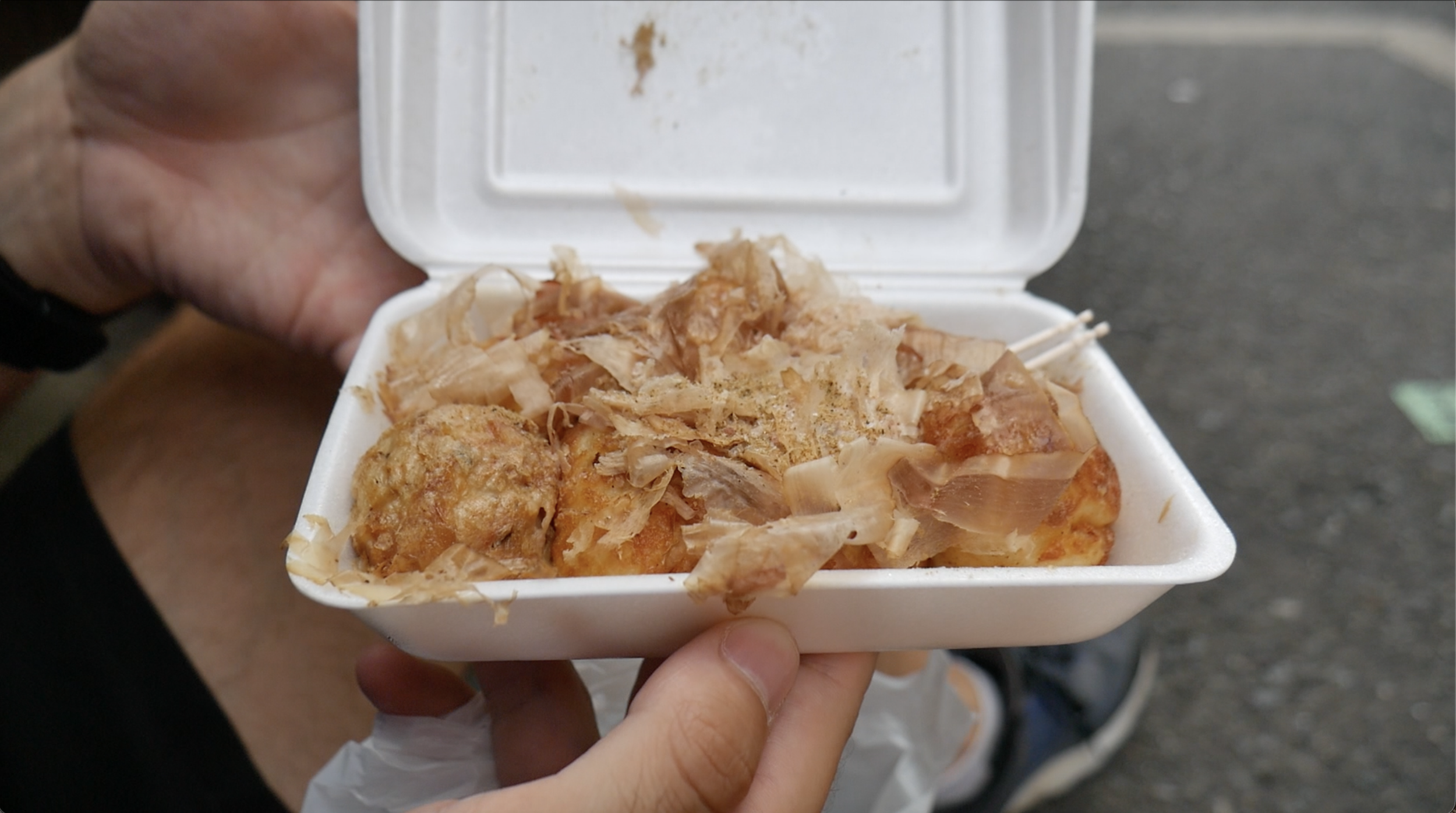 Takoyaki généreusement saupoudrés de bonite