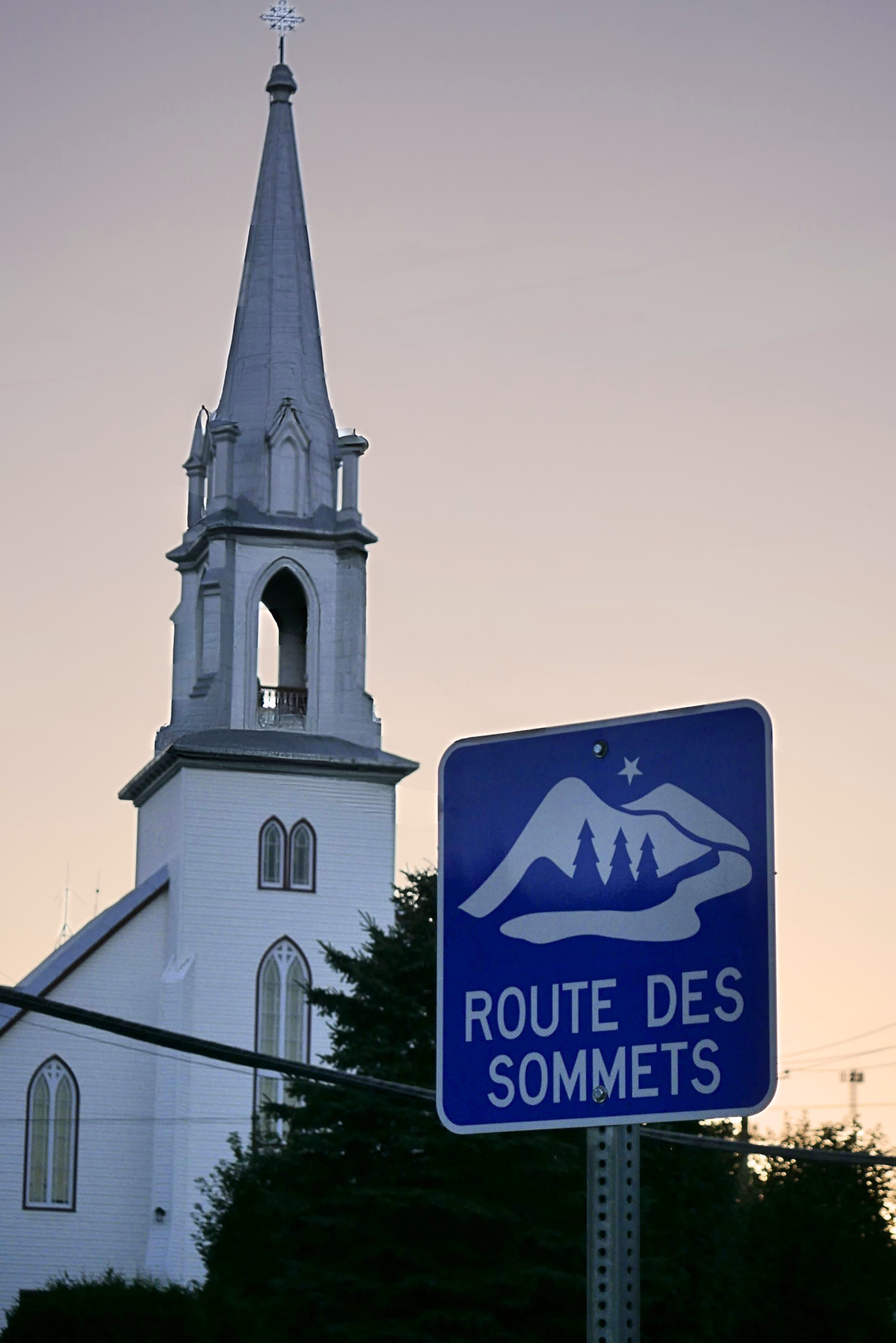 Église de Piopolis de soir et le panneau de la Route des sommets