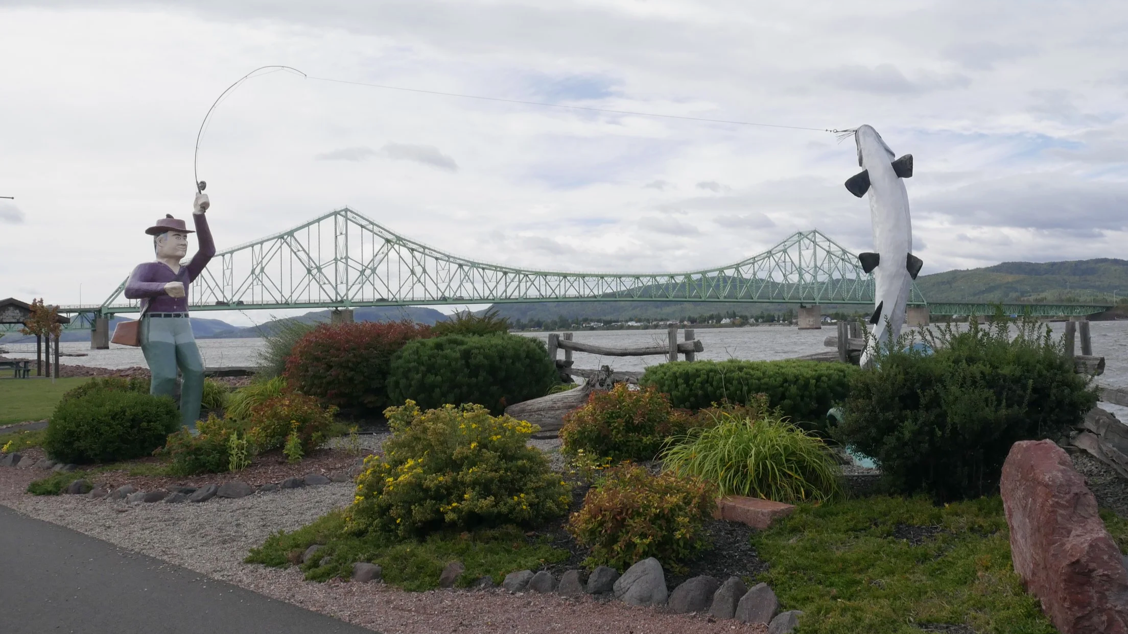 Le pêcheur et son saumon à Campbellton