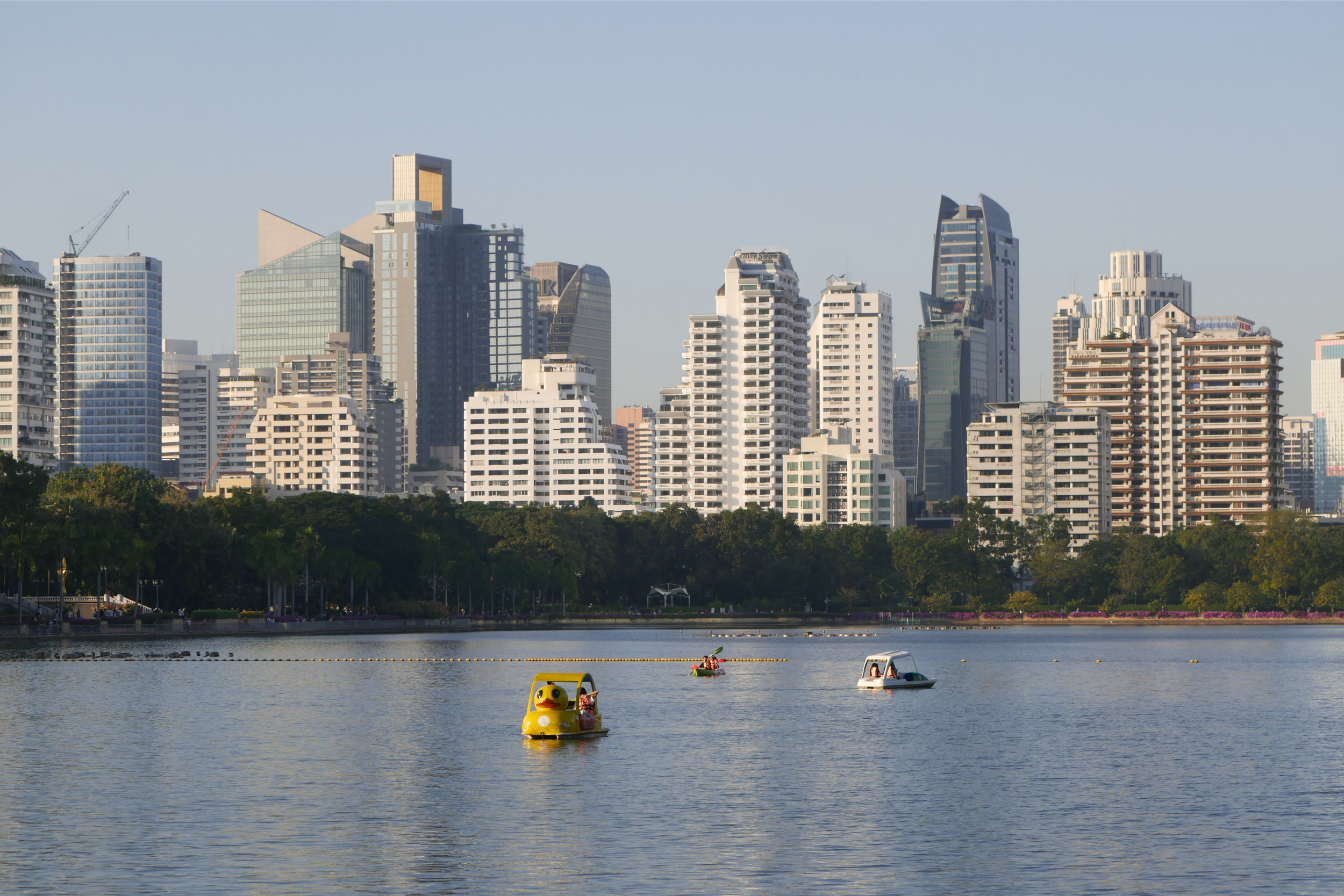 Lac et vue de la ville du Benchakitti