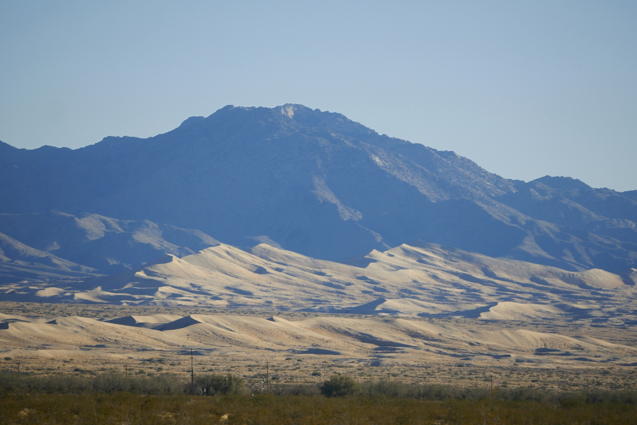 Dunes de sable et montagnes au Mojave National Preserve