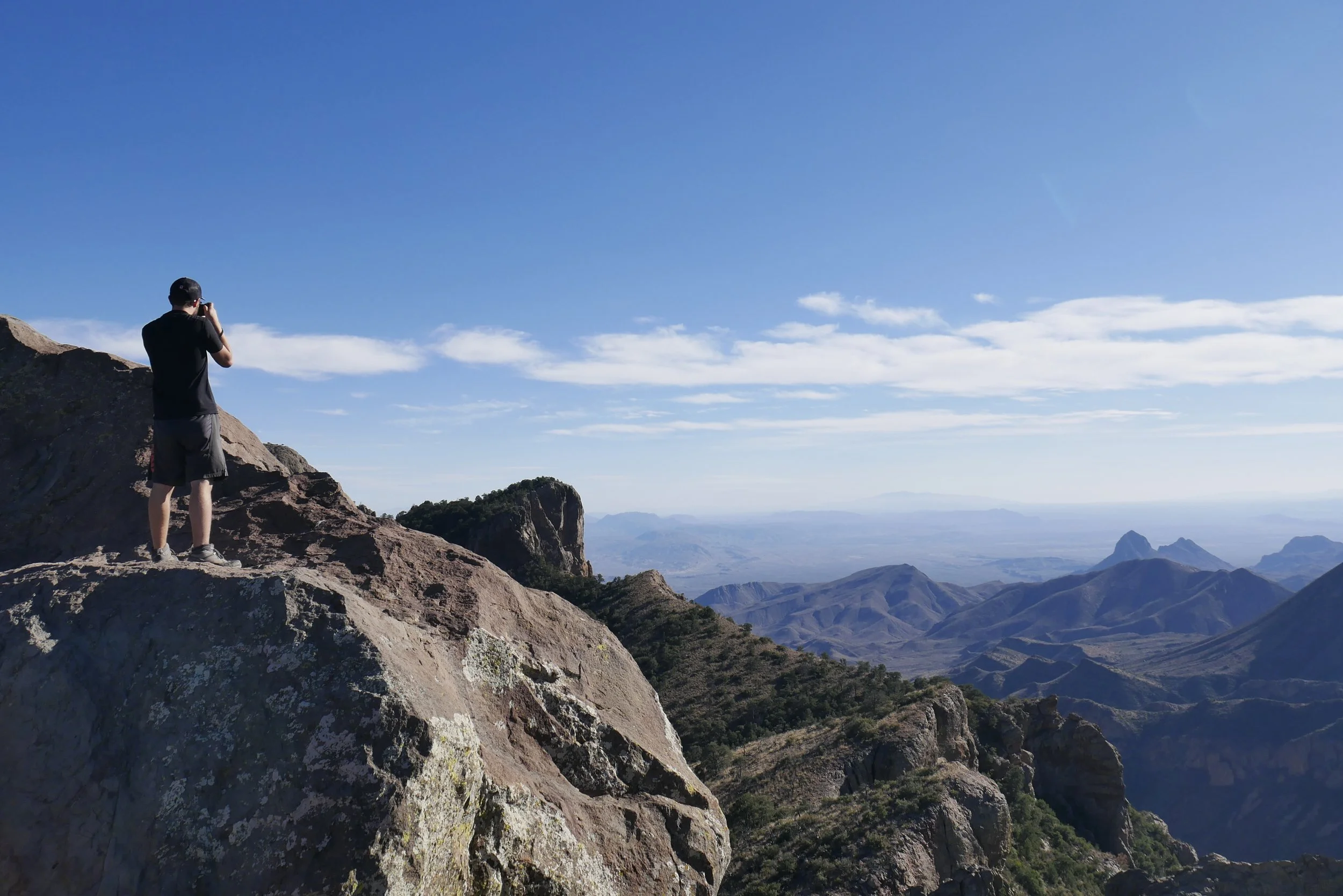 Antoine au sommet qui photographie la vue