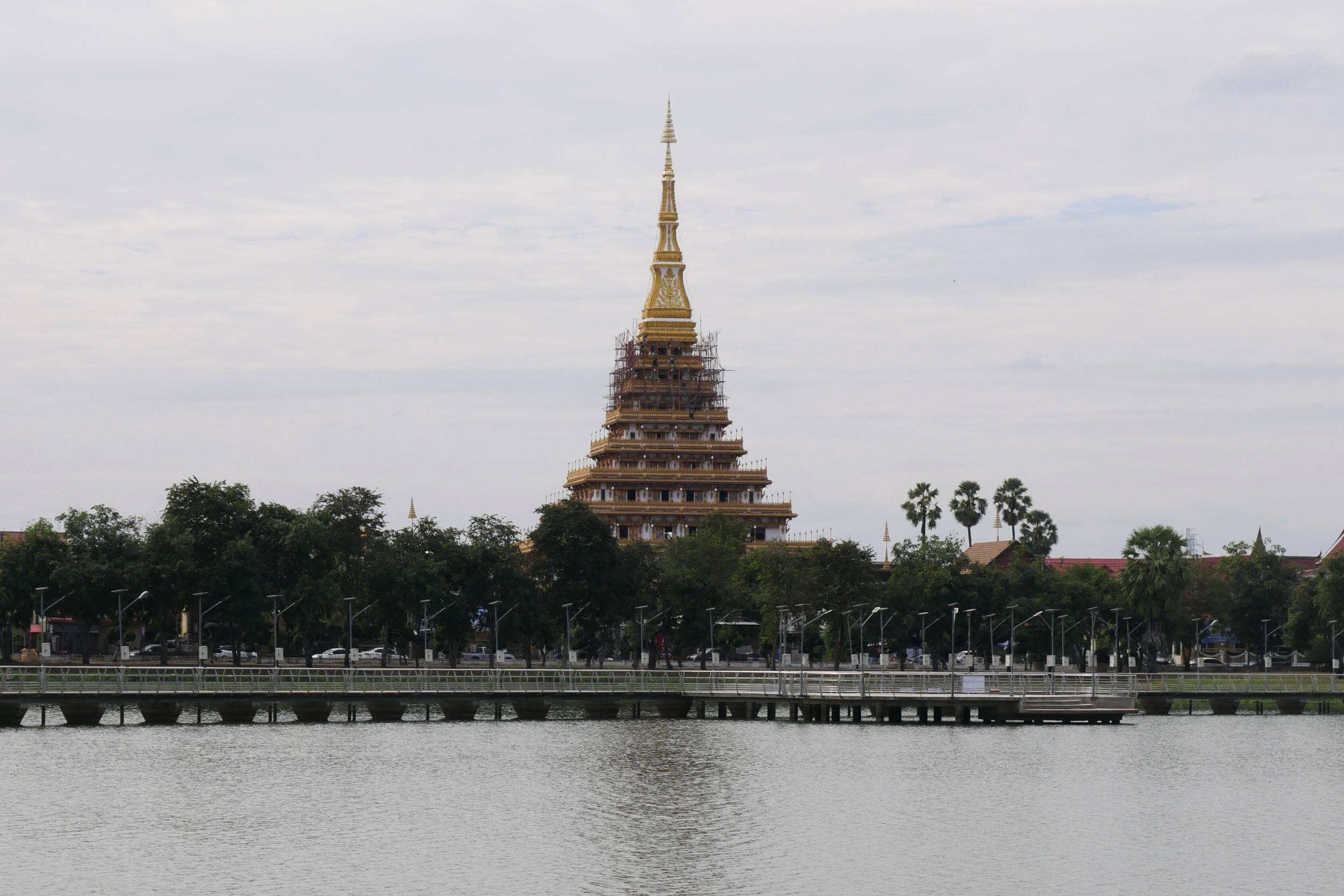 Le Wat Nong Waeng Phra Aram Luang vu de l'autre côté du lac