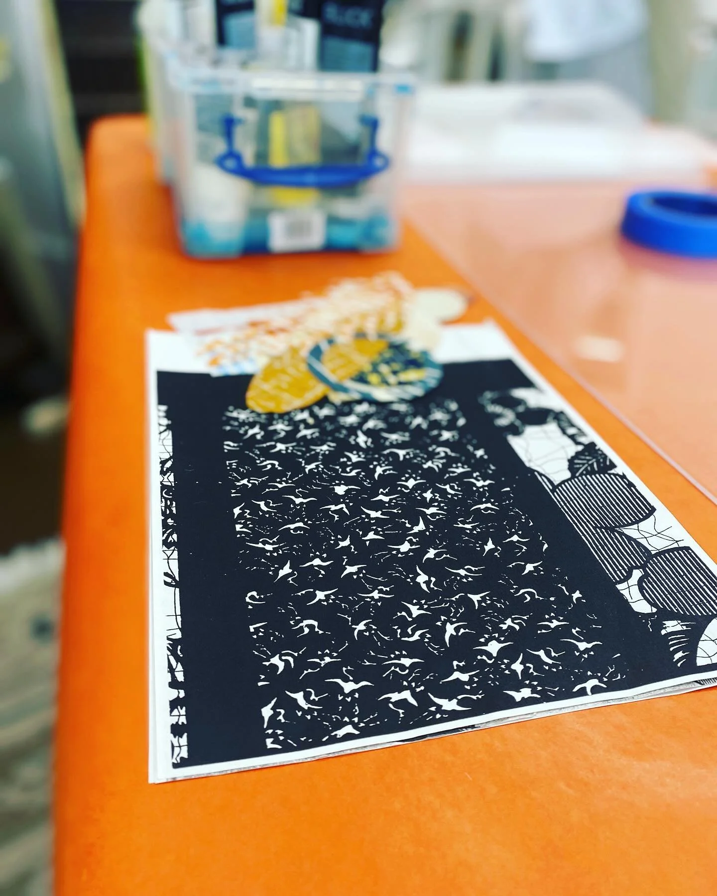 We&rsquo;re all set up for today&rsquo;s Monotype as 3D Book workshop with @jeaninecoupe and @hyonmyung !

#bookarts #bookartscommunity #bookartscollective #monoprints #workshop #hivebookarts #hivebookartscenter