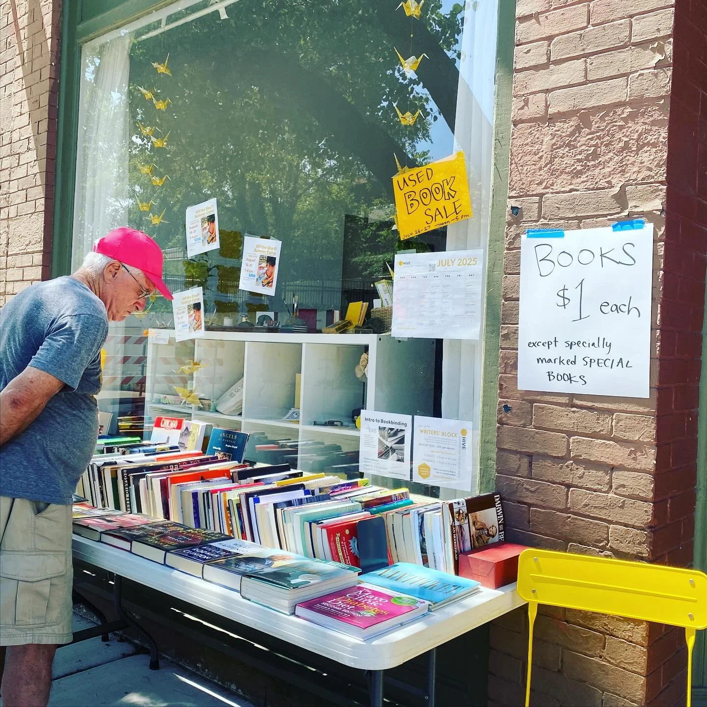 It&rsquo;s a GORGEOUS day for a Sidewalk Sale!

We&rsquo;re outside with loads of $1 books until 5 pm today!

Come by 840 Custer to find your next great read. 

We have SO MANY kids books, too!

See you soon!

#hivebookarts #hivebookartscenter #books