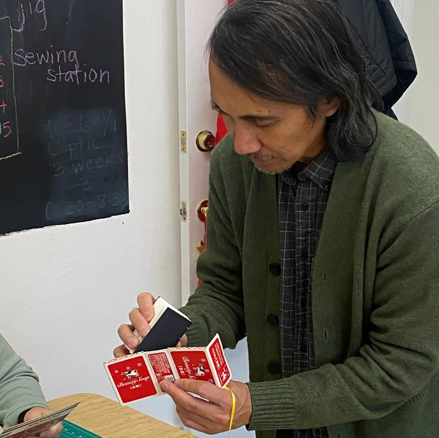 Our bindery is ABUZZ today, with  people making gorgeous books from recycled materials in our WASTE NOT bookbinding course. 

Master teaching artist @reginigloria of @northbranchprojects is showing us how it&rsquo;s DONE!

Check out our upcoming cour