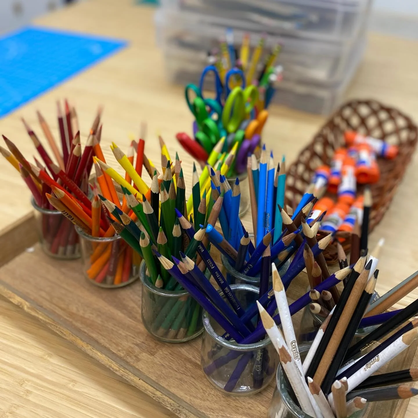 This evening, our dear friends in the art club over at @independent_futures came over to 840 for a collaborative collaging book workshop!

We showed some of our fave artist&rsquo;s books from our collection, talked about what makes a book a book, the