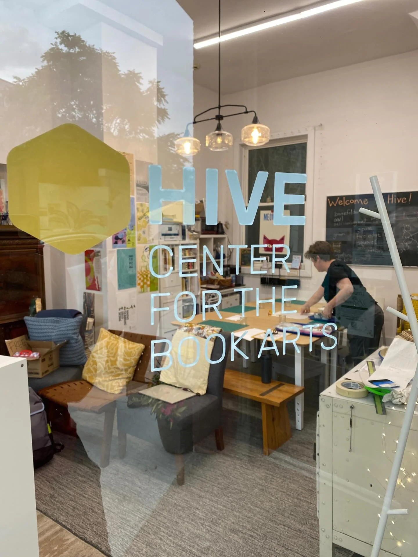 New window vinyl signage was installed today!

Thank you to Lisa Haskin for designing these beauties, and thanks to the vinyl guys who made it and installed! 

#hivebookarts #hivebookartscenter #signage #bookarts #bookartscommunity