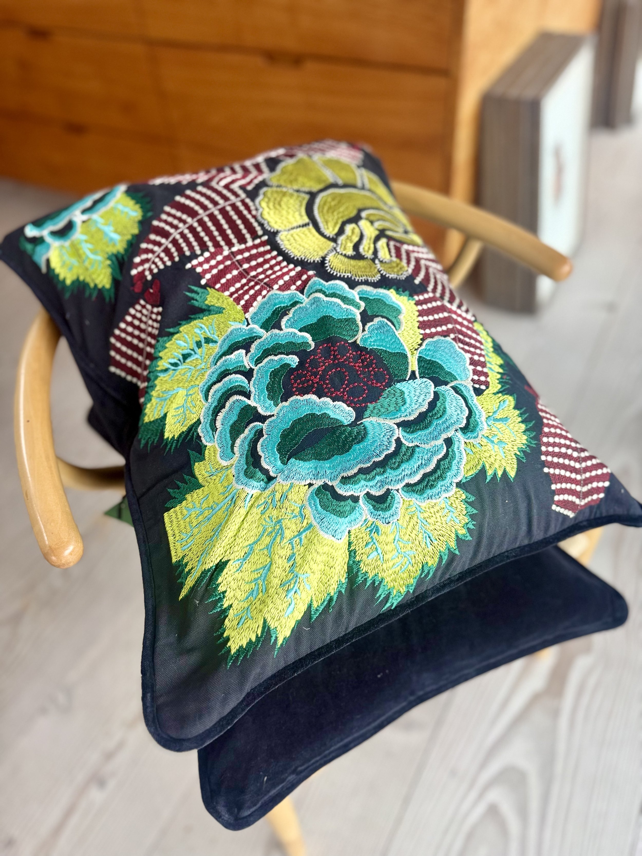 Pushka velvet cushion