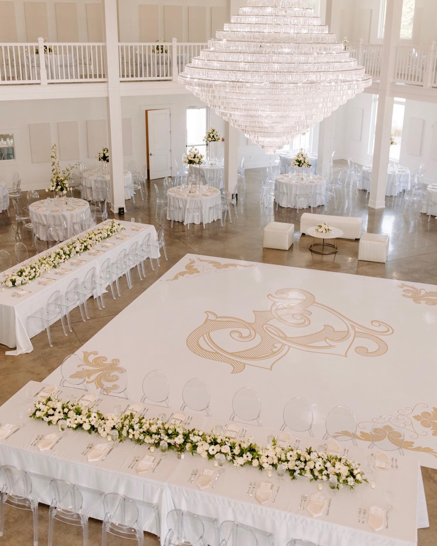 Don&rsquo;t get me wrong, I love when brides want to incorporate color into their wedding day, but I&rsquo;ll always believe in the beauty of an all white/neutral wedding 🤍🤩
//
@raeganbuckleyphoto 
@thedancefloorman 
@legacyacresar 
@eventology_us 