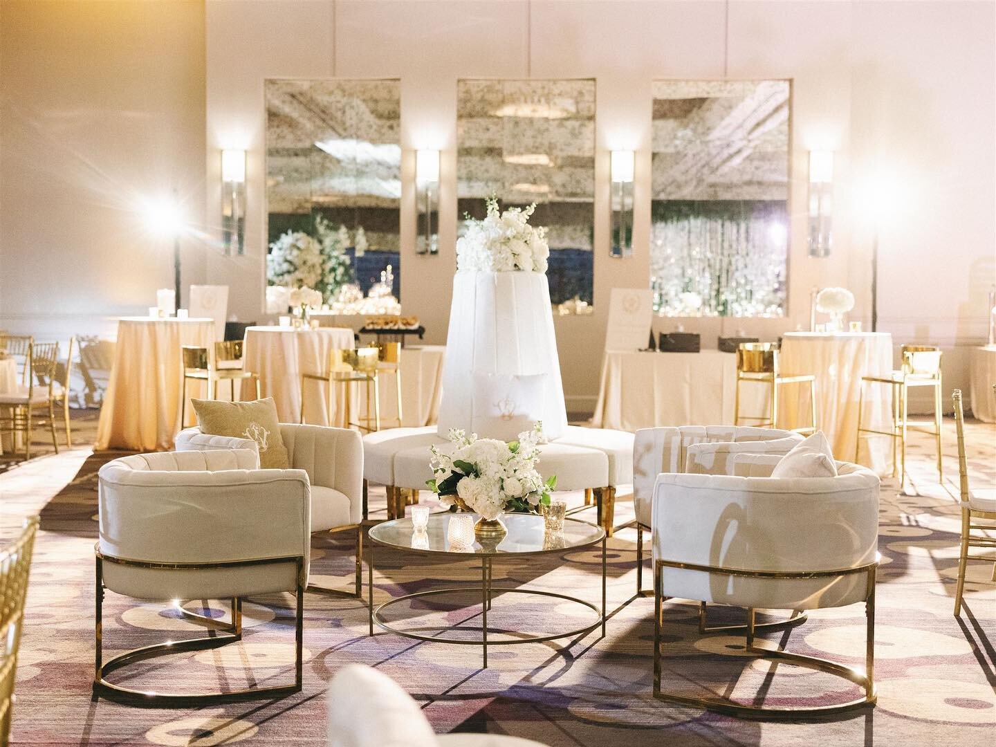 Sooo ready for some warmer weather and less snow and ice but while we&rsquo;re all enjoying our cozy living rooms I wanted to share this exquisite lounge space at Savannah + Wade&rsquo;s reception 🤩
@erinwilsonphoto 
@eventology_us 
@silksabloom 
@c