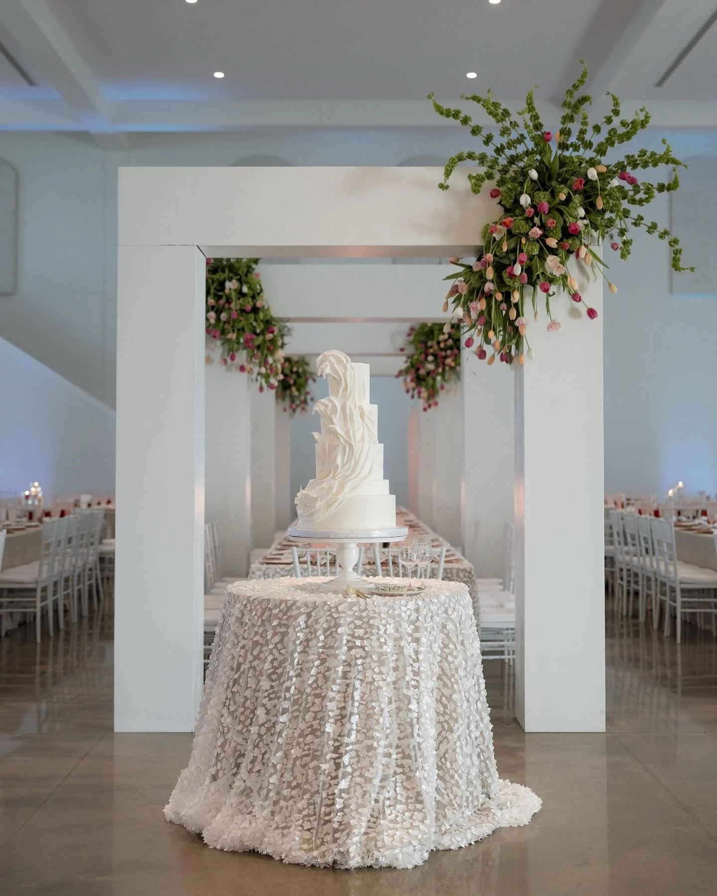 Chic, modern wedding inspo for your Sunday afternoon 🫰🏻

Bride + Groom: @graysoncbarnes + @jeremiah_barnes12 
Wedding Planning + Design: @stephaniebentonevents 
Event Execution: @ekbockelman for @stephaniebentonevents 
Photo: @caitlinwilsonphotogra