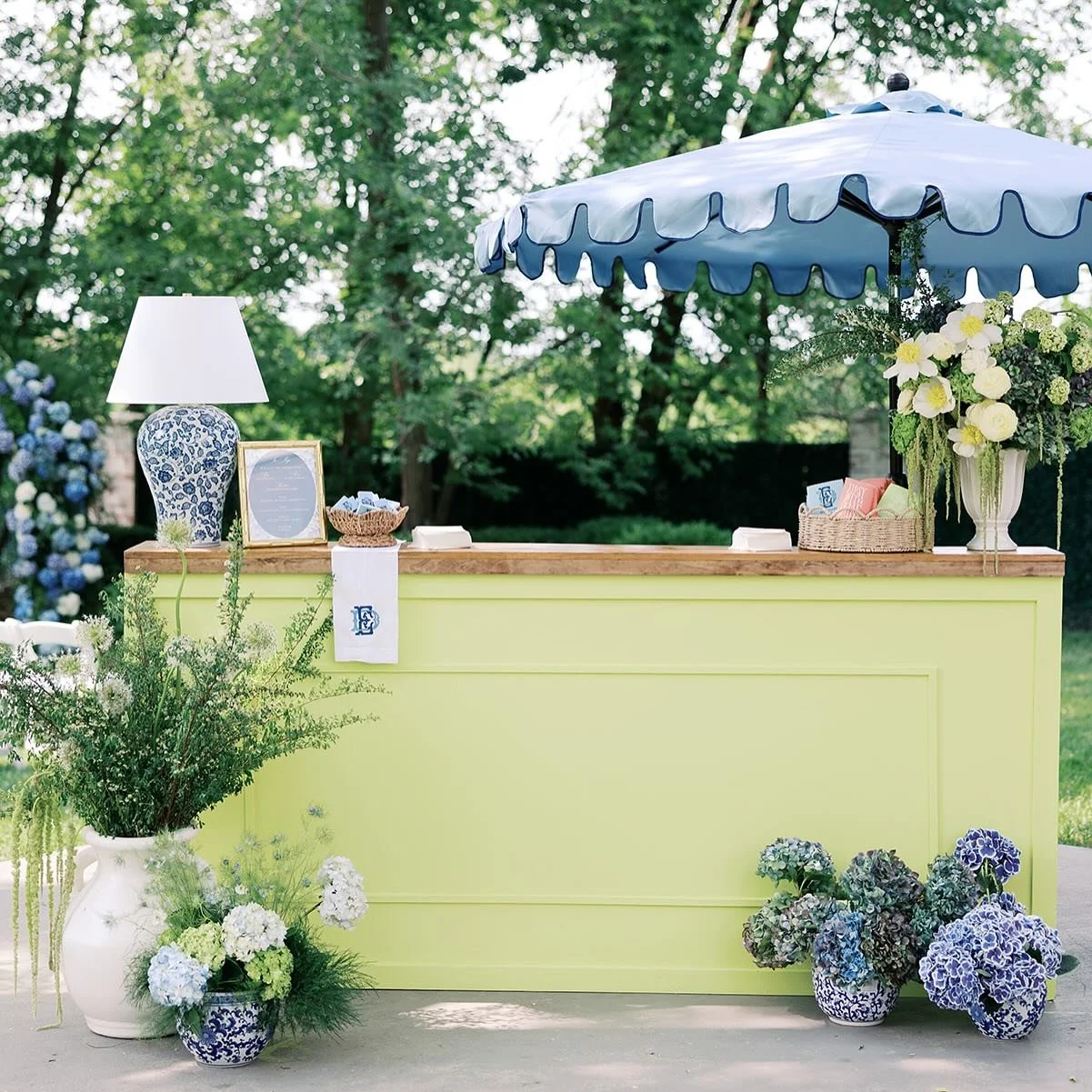 A moment for all the cocktail hour bar details please 👏😍
Wedding Planning + Design: @stephaniebentonevents
Photographer: @emmafarrphoto
Venue: @theballroomatistreet
Bridal HMUt: @bounvang
Hair Stylist: @hairbymorgenrusher
Makeup Artist: @ashgbeauty