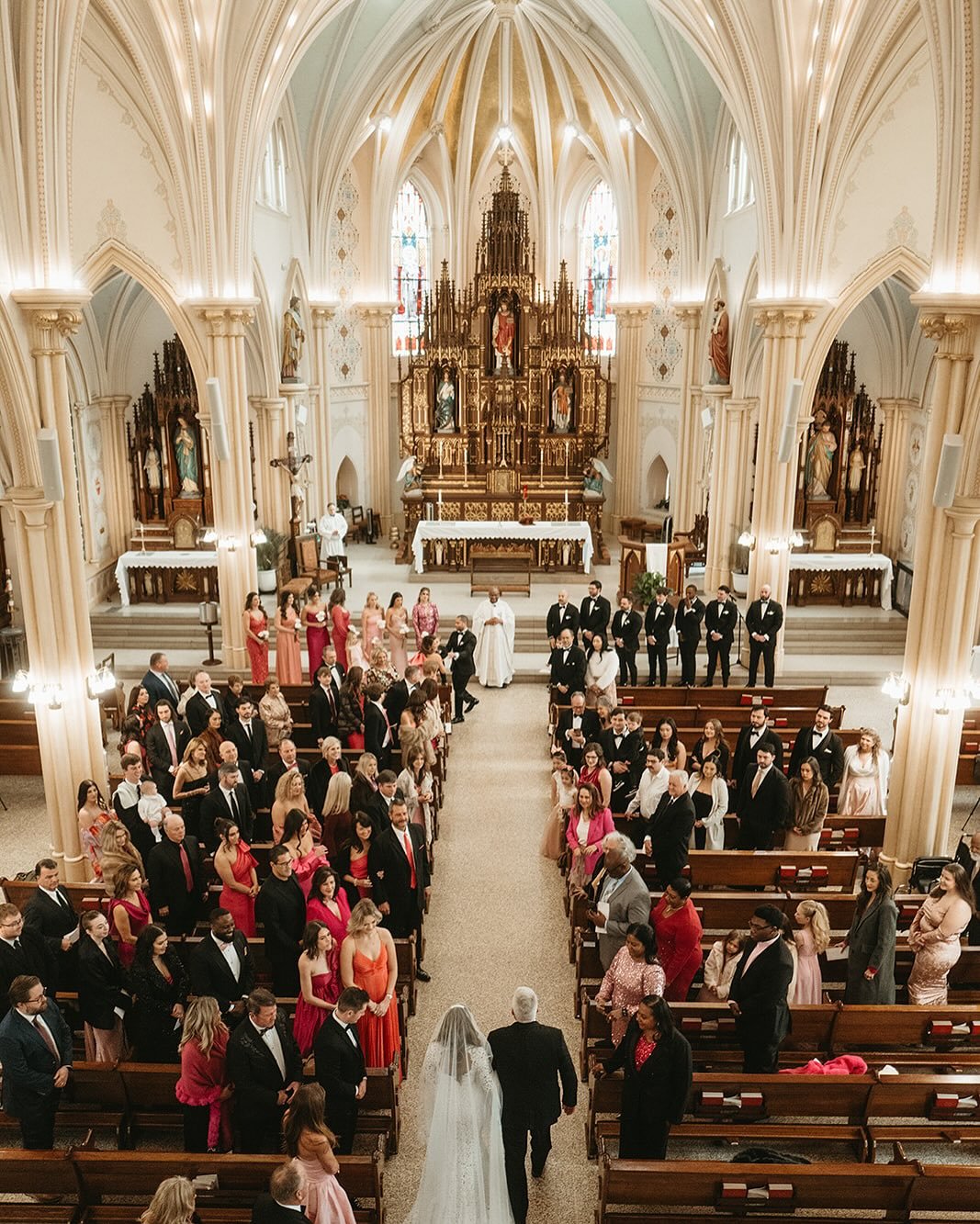 Mary Michael + Johnathan&rsquo;s wedding was nothing short of fabulous 💋💗&hearts;️
A crisp and cool January day, full catholic mass ceremony and pink encouraged attire to give all the old Hollywood vibes 😍
//
Planning + Design: @stephaniebentoneve
