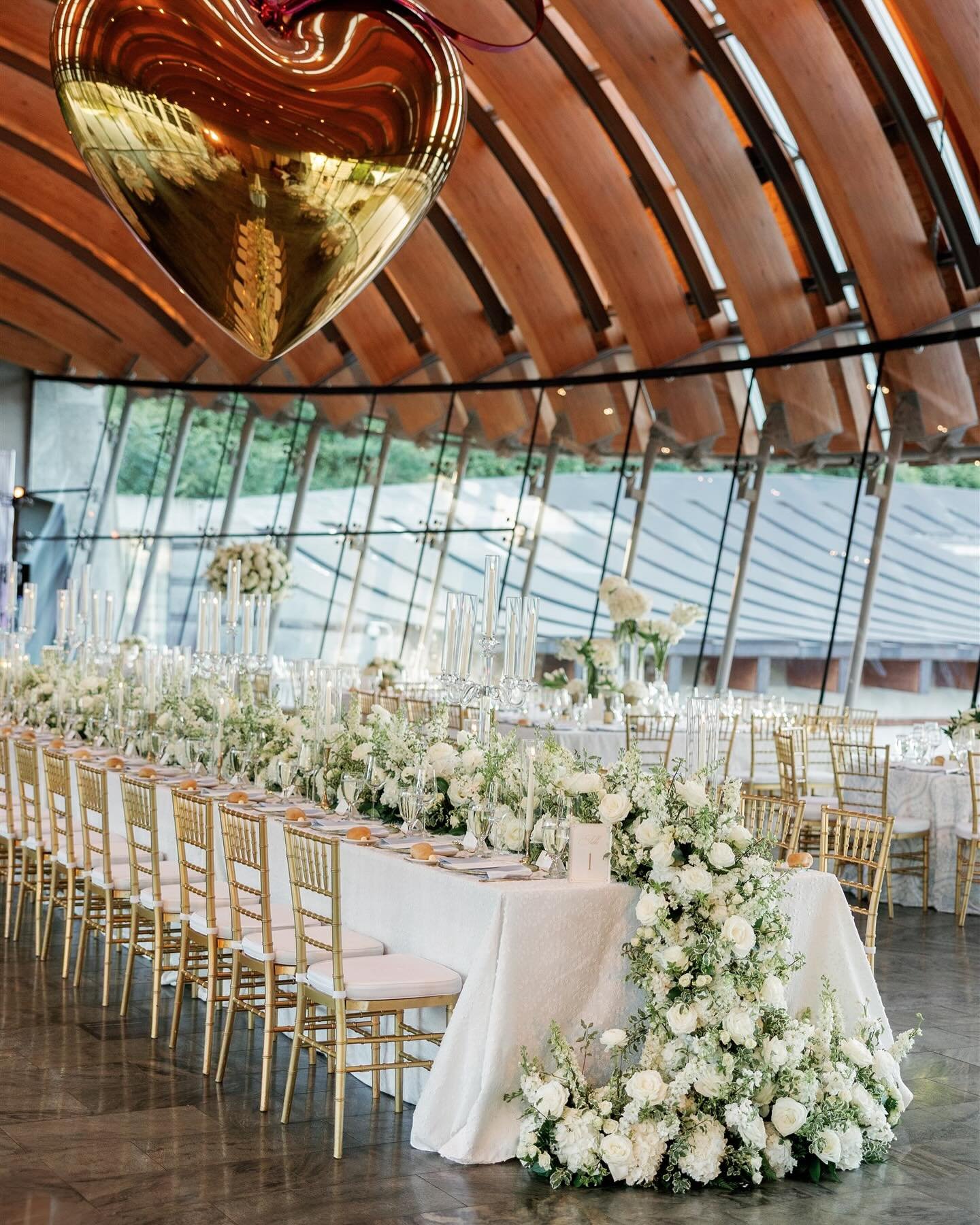 Chic, classic + sophisticated never goes out of style 🤍✨
//
Wedding Planning + Design: @stephaniebentonevents
Photographer: @erinwilsonphoto
Videography: Sharp Video Productions
Venue: @crystalbridgesmuseum
Florist: @silksabloom
Rentals: @eventology