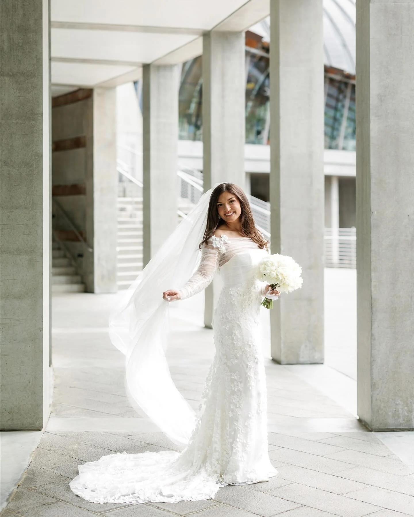 A post dedicated to how gorgeous Hannah looked in her incredible dress! I&rsquo;ll let the pictures speak for themselves 😮&zwj;💨
//
Wedding Planning + Design: @stephaniebentonevents
Photographer: @erinwilsonphoto
Dress: @tesoribridal 
Venue: @cryst