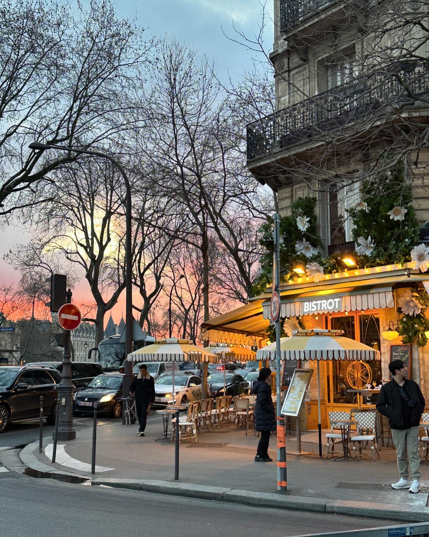 Paris 👀💗👯👯&zwj;♀️
My childhood neighborhood, best friends, sister &amp; cousins💘⬆️