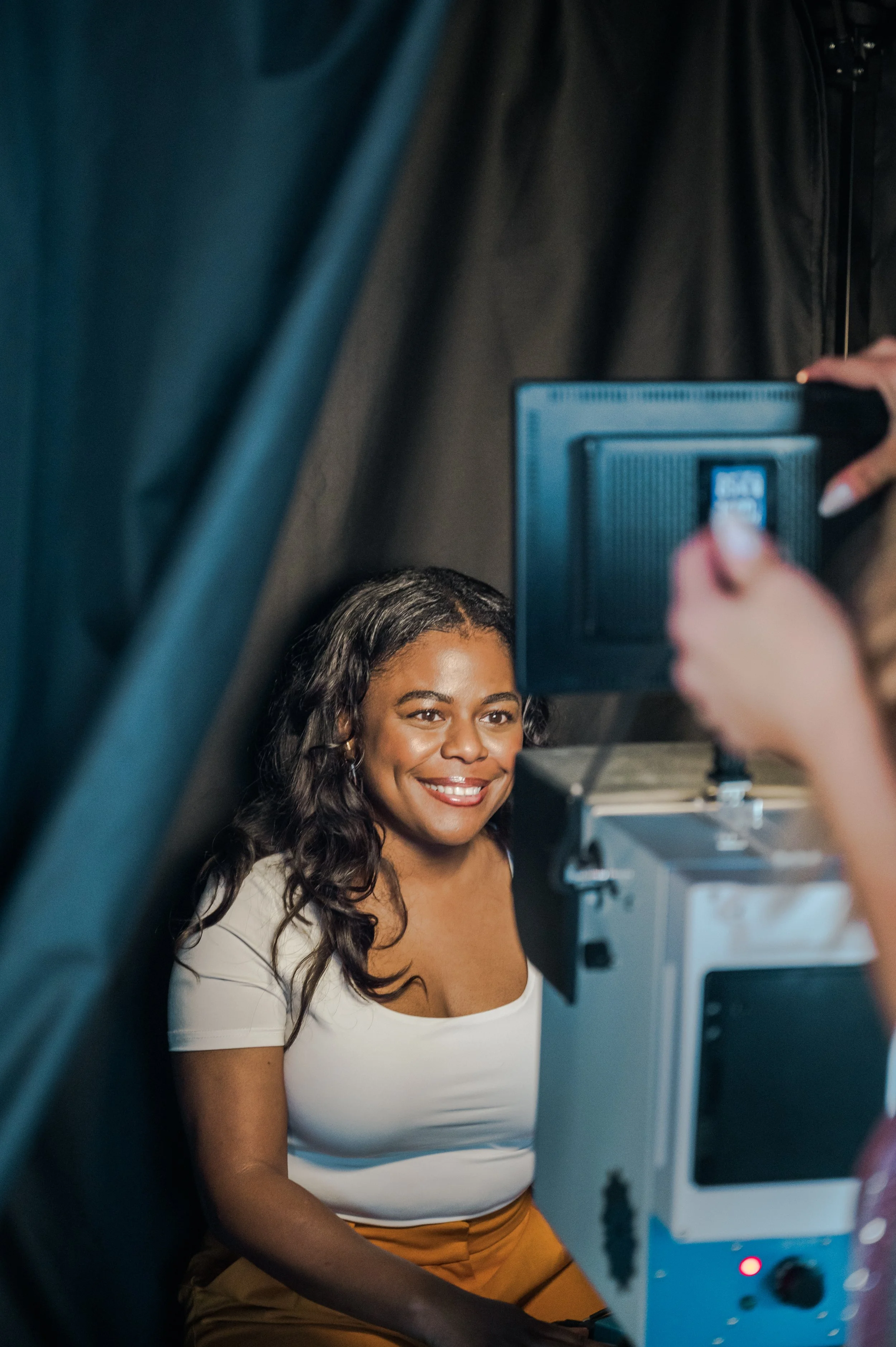woman sitting in front of the aura camera at an event in DC getting her aura captured