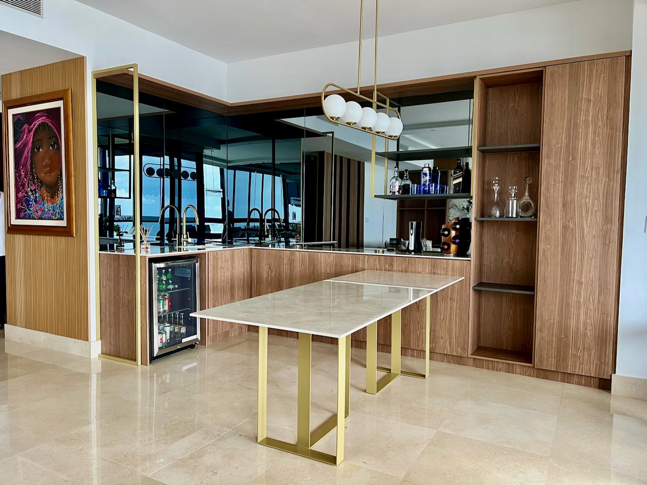 Diseño de mobiliario técnico con integración de herrajes de alta gama.