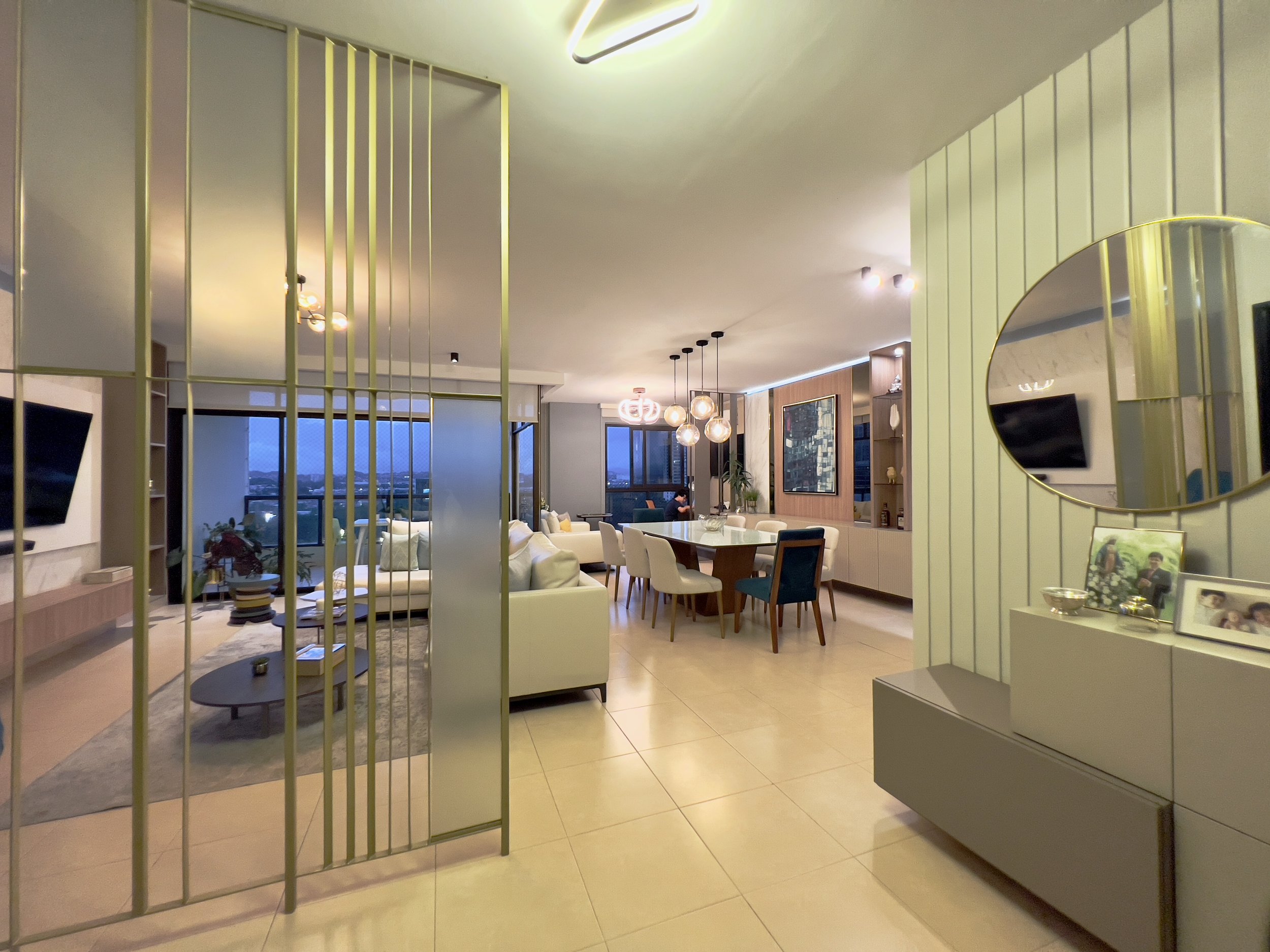 Ebanistería fina: piezas exclusivas con iluminación integrada.