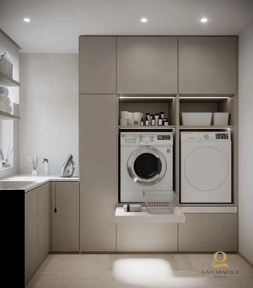 Mueble alto de lavadora y secadora empotradas con gavetas deslizables y almacenamiento cerrado para mantener el orden visual