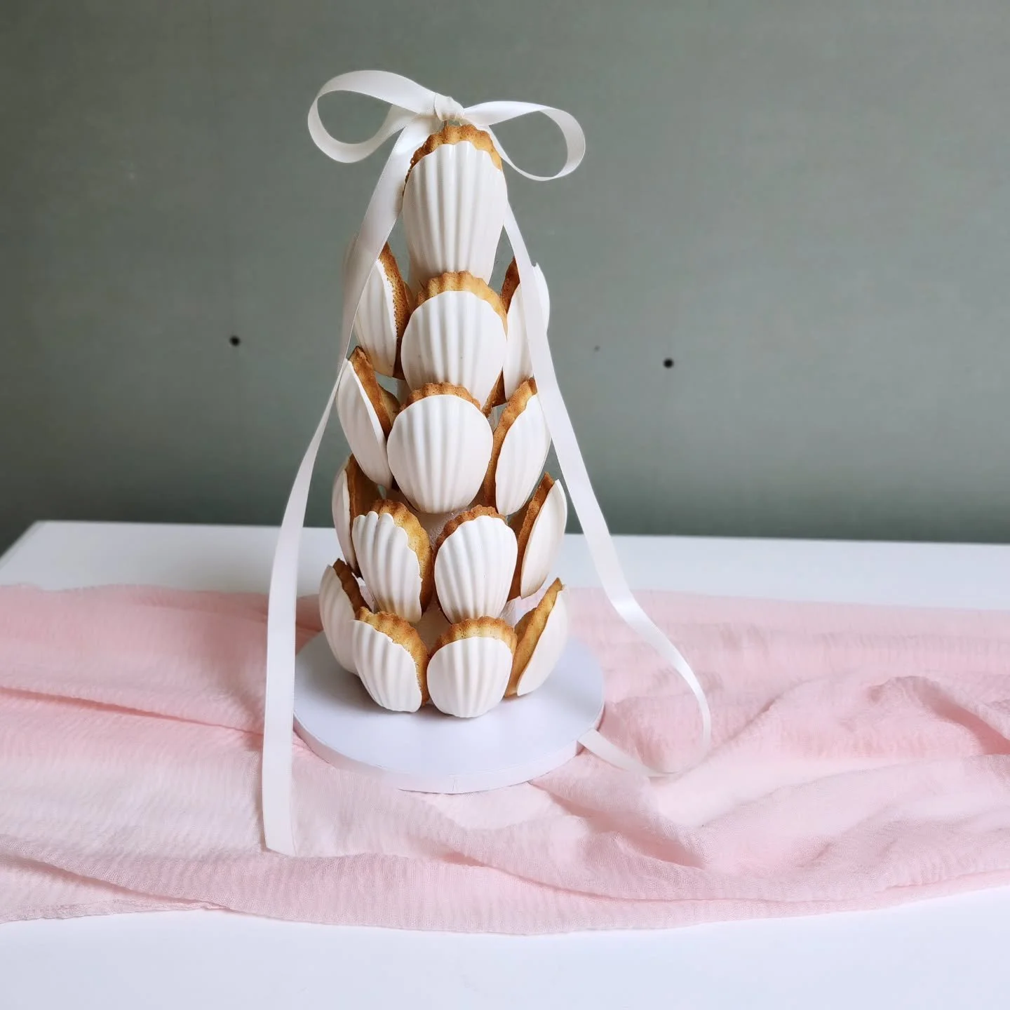#Madeleines#whitechocolate#desserttower#desserttable#weddings#WeddingInspiration#loveissweet#shortandsweetbakery#microwedding#microbakerylife#quimpereventscollective#porttownsendwedding#smallbusiness#shoplocal#shortandsweetbakery#pnwbaker