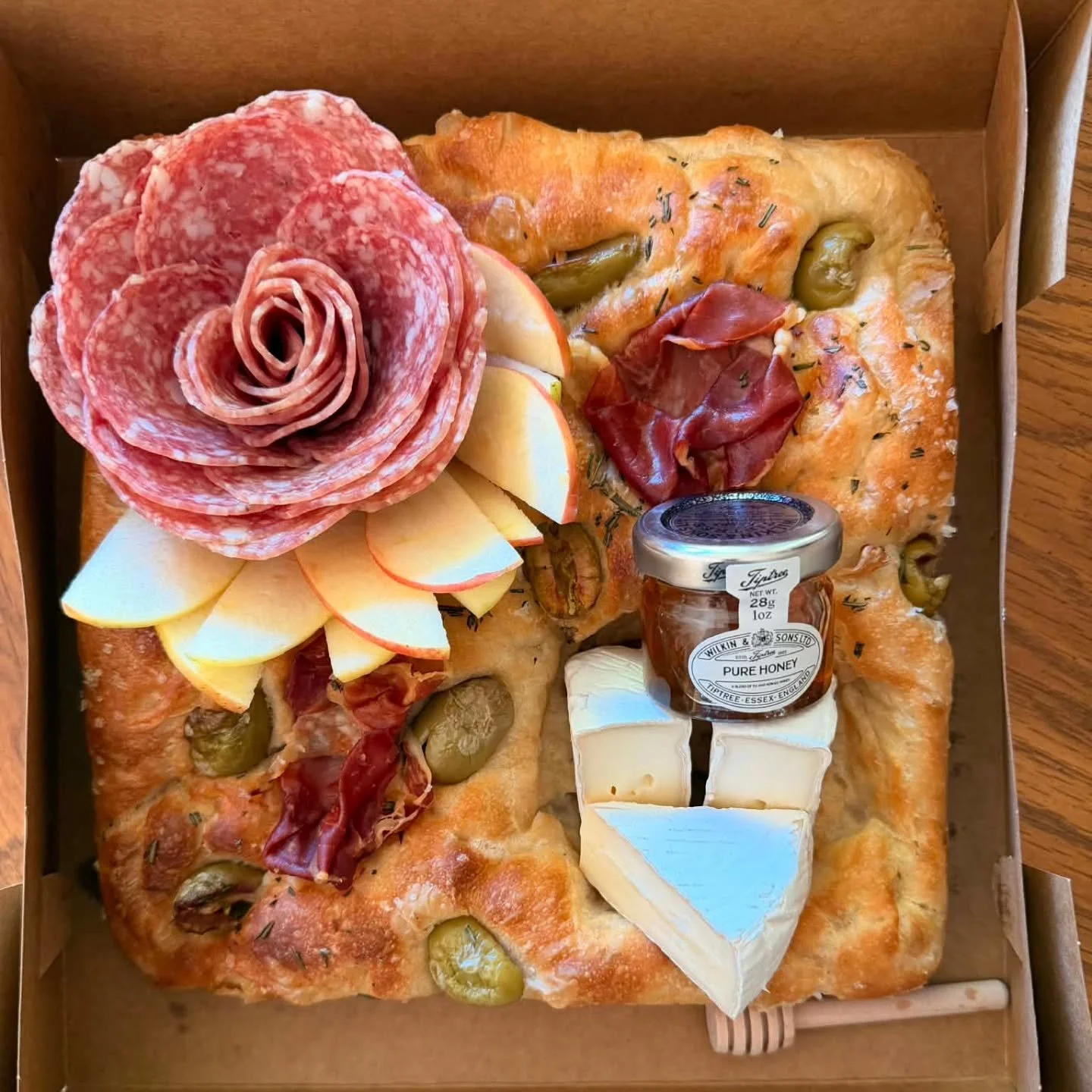 I hope you had a chance to scoop up one of these gorgeous charcuterie focaccia boards. Isn't she lovely! By yourself truly and @wakeandwaveboards 💋
#charcuterie#fococcia#collab#supportlocal#smallbusiness