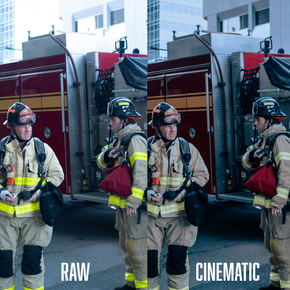 Bomberos de pie junto a un camión de bomberos. La imagen está dividida en dos secciones: una etiquetada como "RAW" y la otra como "CINEMATIC", mostrando diferencias en la edición visual.