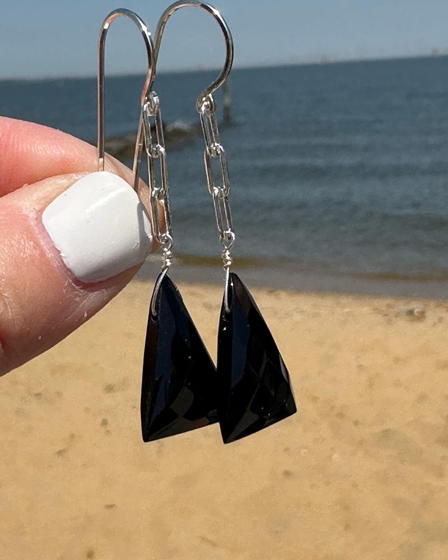 A Poll! ✅
Which is your favorite earrings? Black Onyx in a Triangle or Half Moon? 

👇leave me a comment and like! 

#abaloriajewelryseattle #SpringVacation #JewelryLove #Earrings #ChooseYourFavorite  #VacationEssentials #ShineWithUs