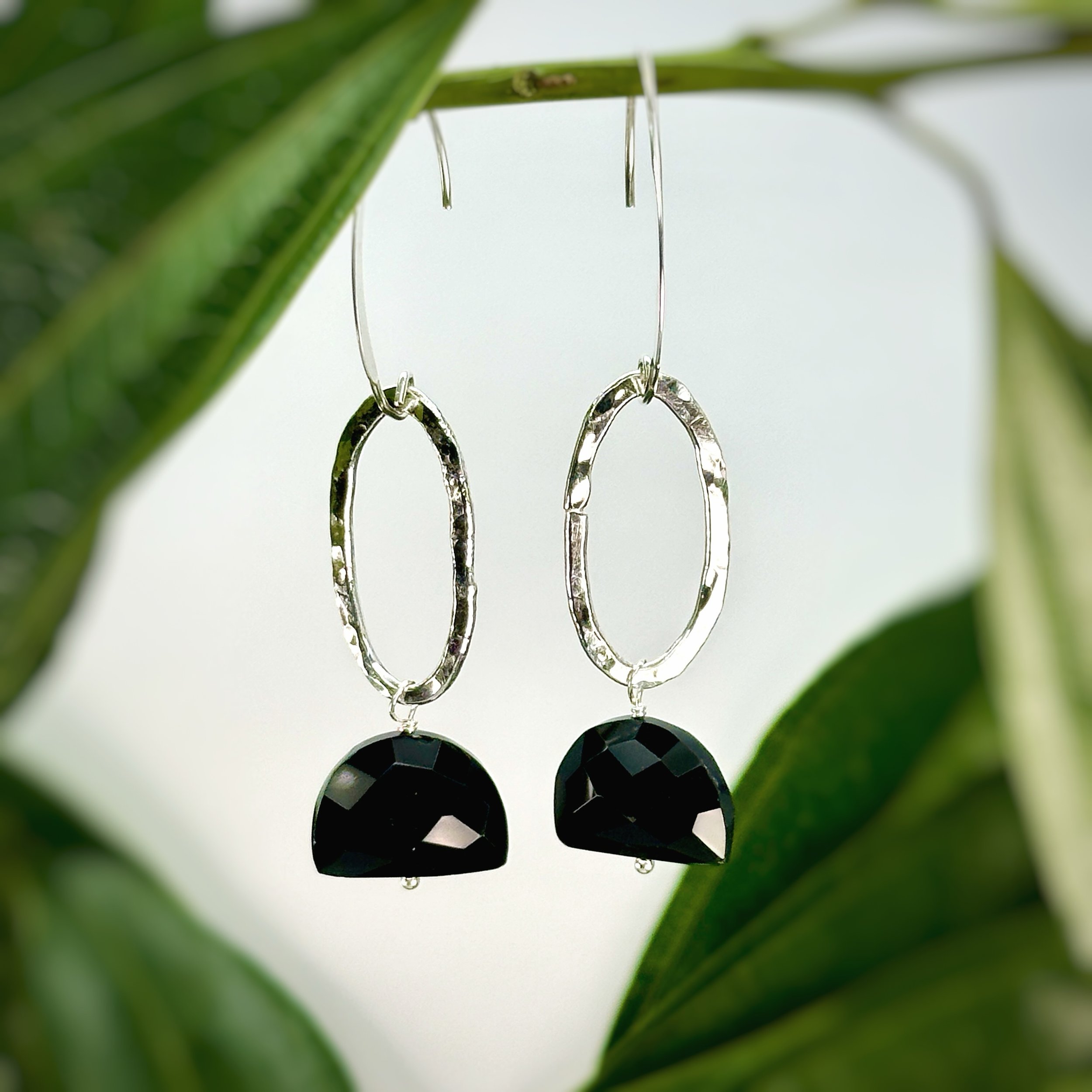 Ooooohhhhh!

Black Onyx! One of my favorite semi precious stones! The half moon shape is coming together in my designs so perfectly! Adds a bit of a geometric shape, which I love to create! 

A simple earring just got crazy! 😜 

All you gem lovers..