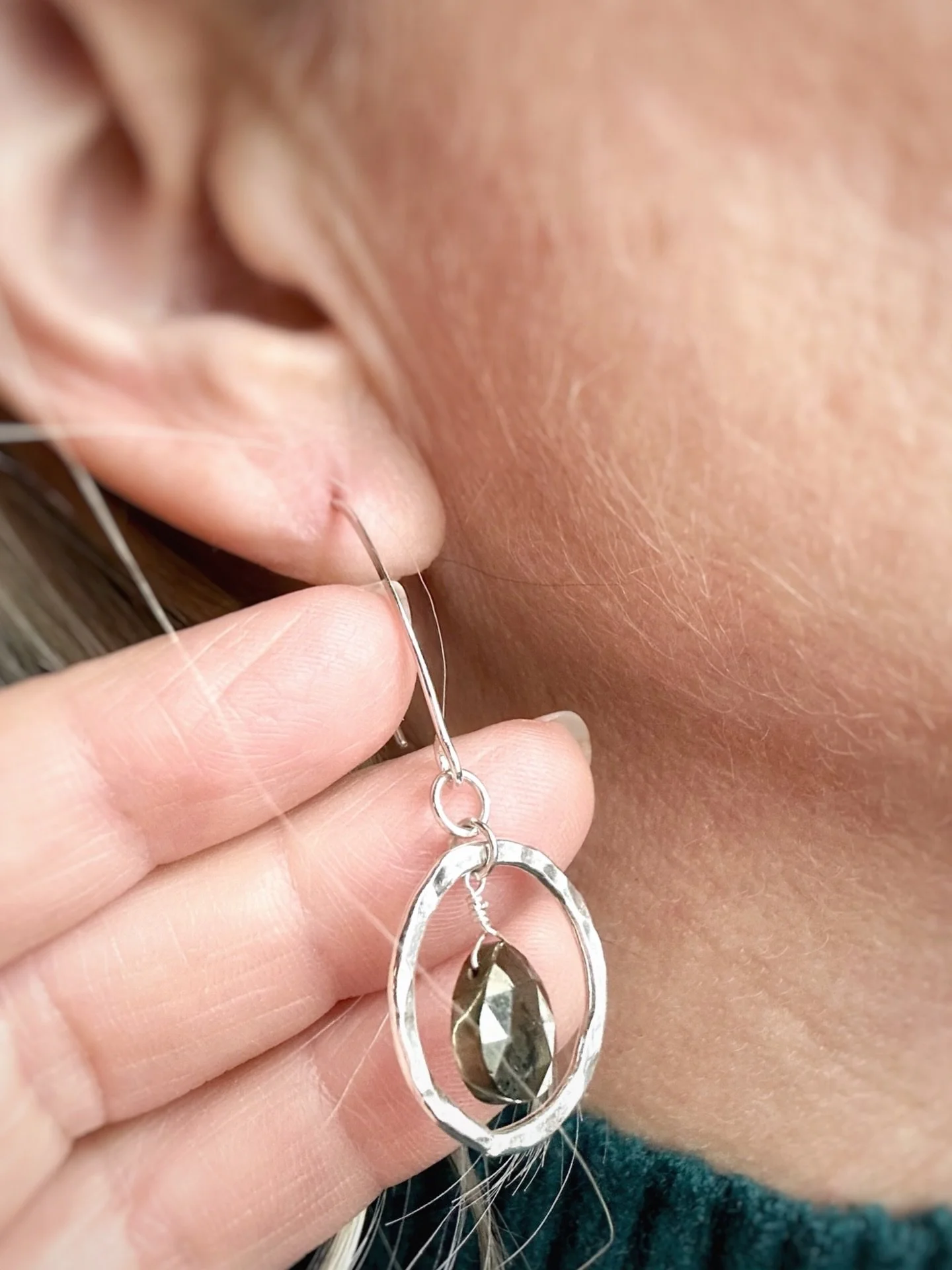 Who loves a metallic faceted oval pyrite stone suspended in the middle of a hand-forged fine silver loop?

Goes with everything.
Totally timeless.

And let&rsquo;s be honest&hellip; it makes you feel a little like a rock star, right? 😉✨

#abaloriaje