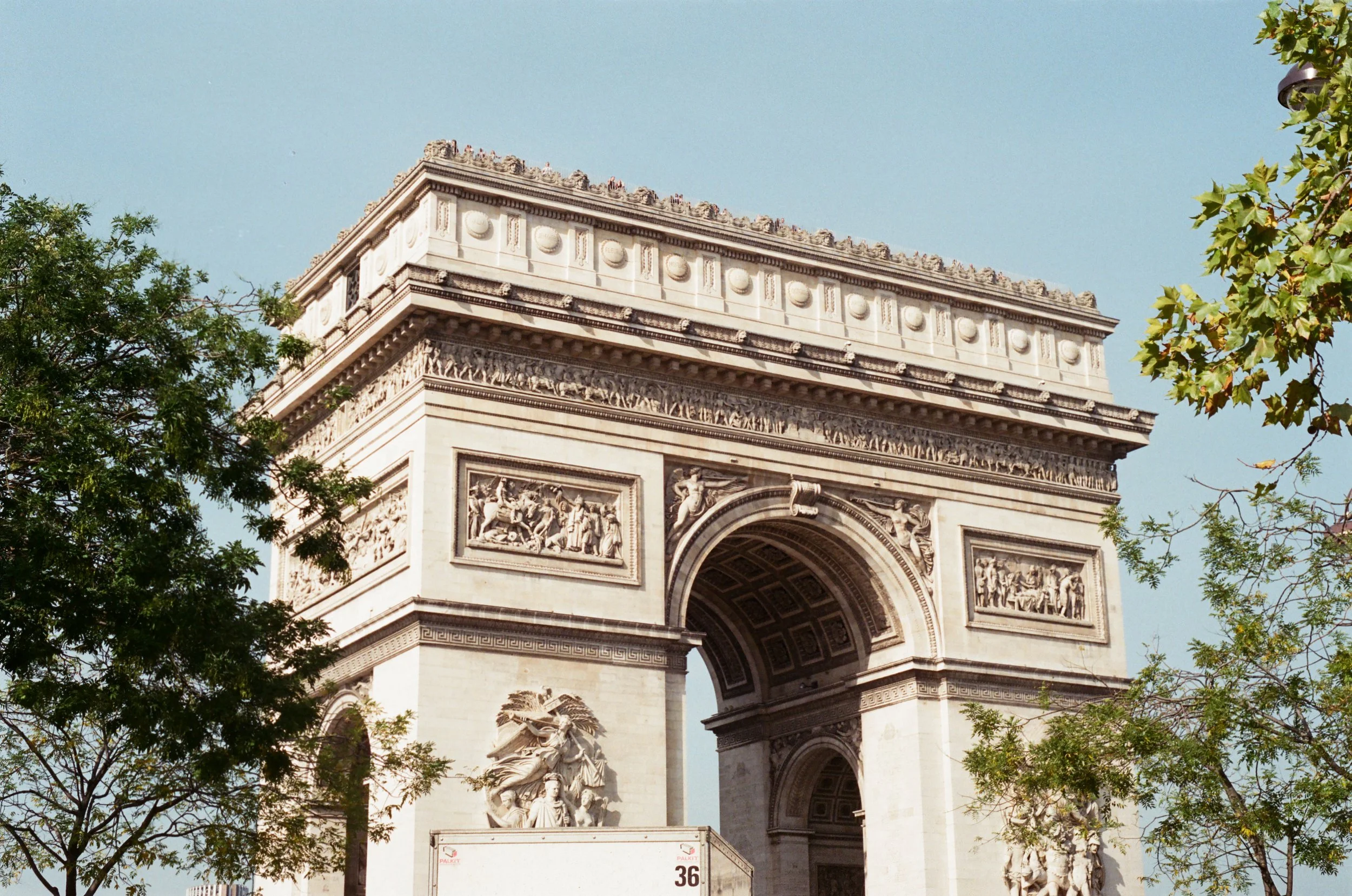32-paris-arc-de-triomphe-detail.jpg
