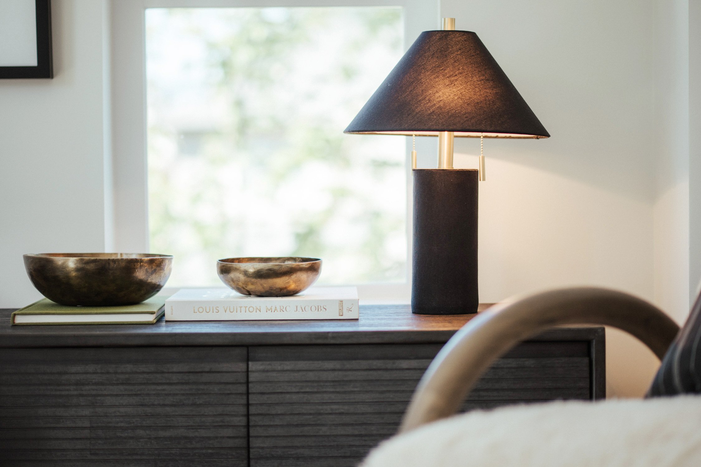 interior-design-bedroom-dark-lamp-luxury-styling.jpg