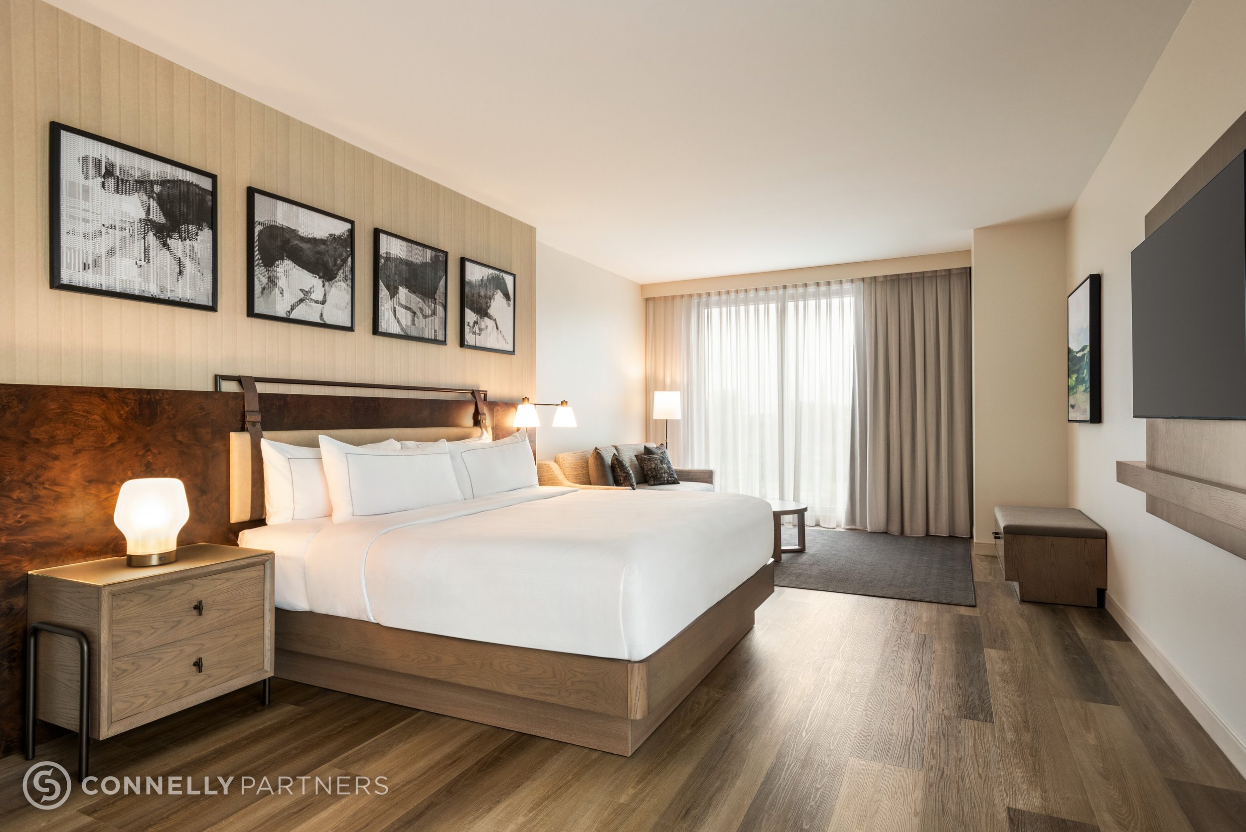 doubletree-hilton-texas-king-corner-room-interior.jpg