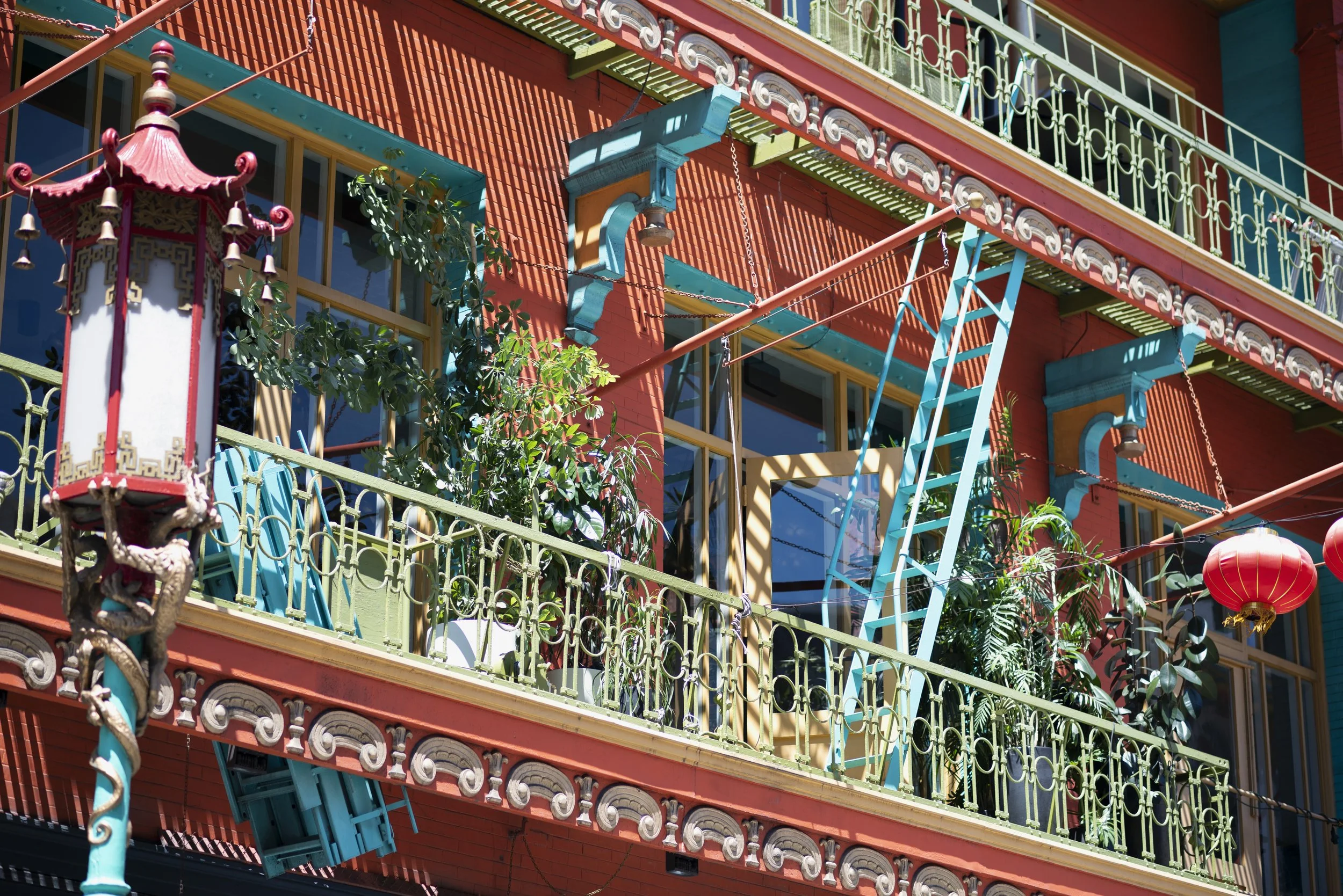 16-san-francisco-chinatown-colorful-building-red-lanterns.jpg