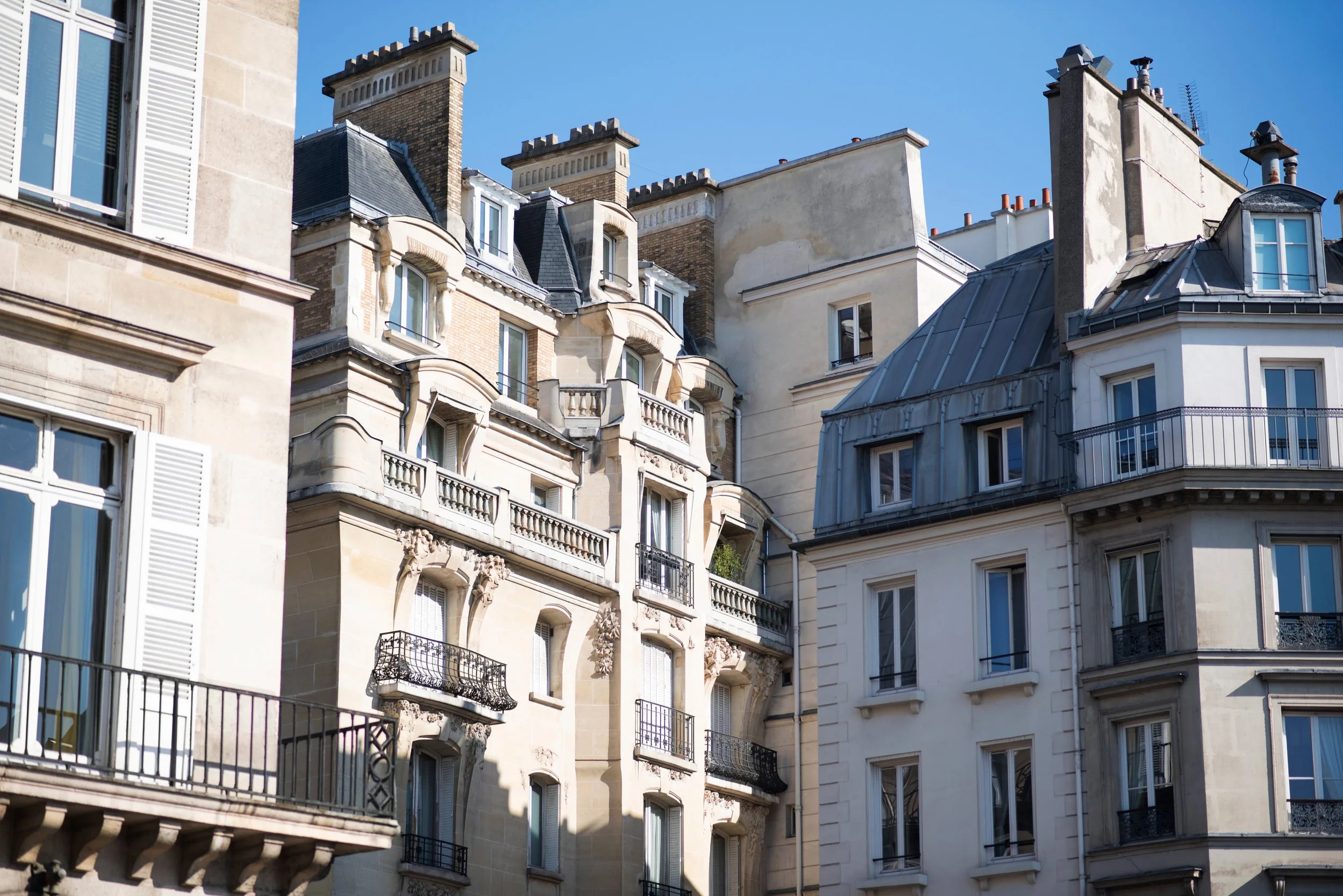 28-paris-haussmann-buildings-facades-blue-sky.jpg
