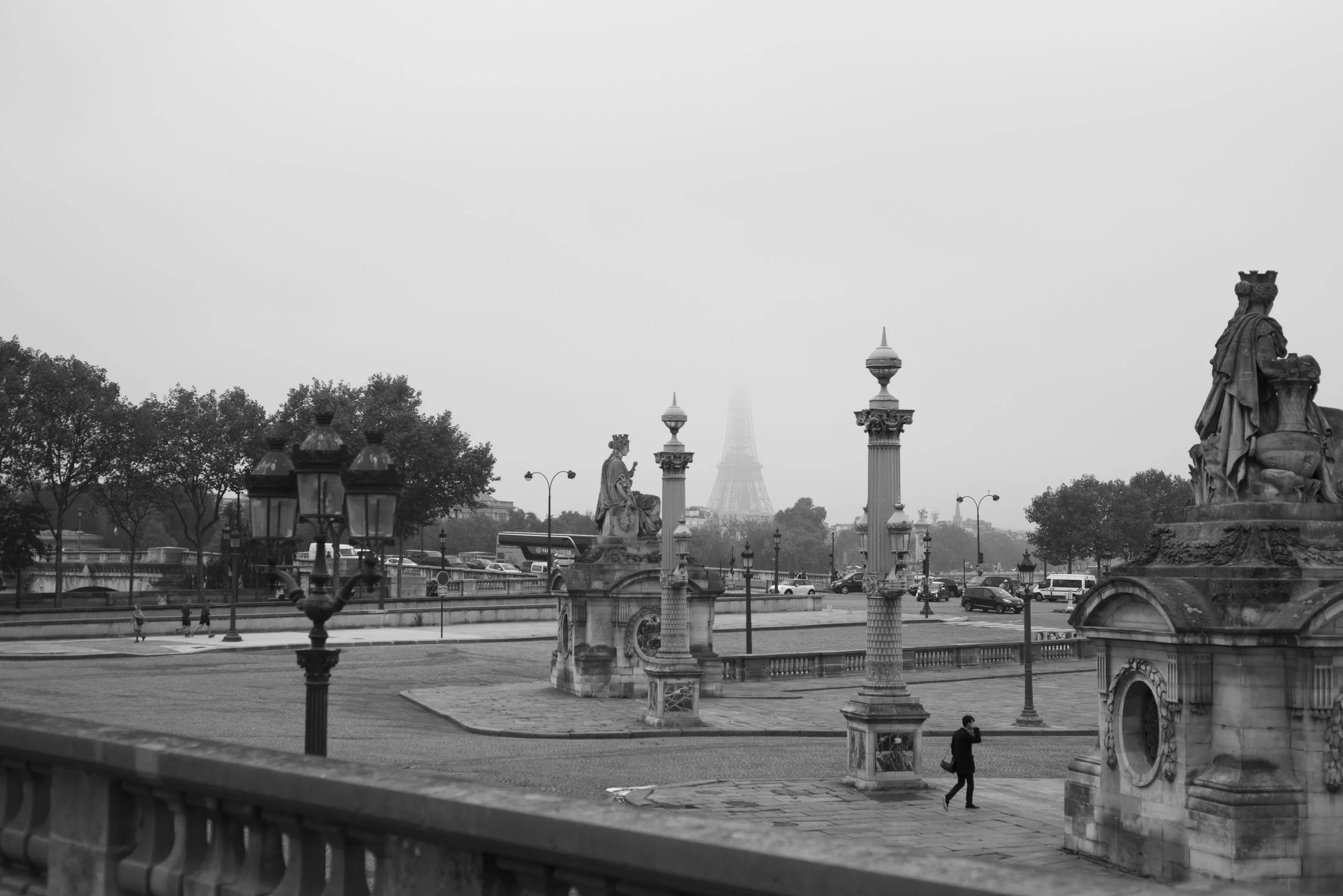30-paris-place-de-la-concorde-eiffel-tower-misty.jpg