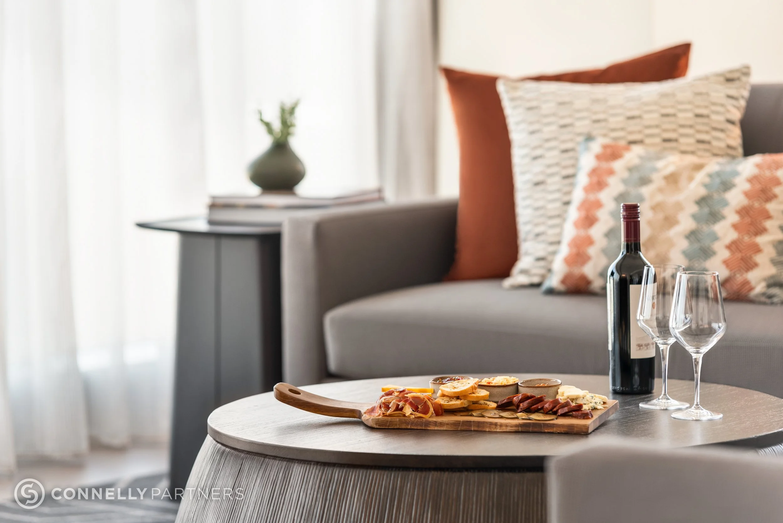 doubletree-hilton-texas-presidential-suite-wine-charcuterie.jpg