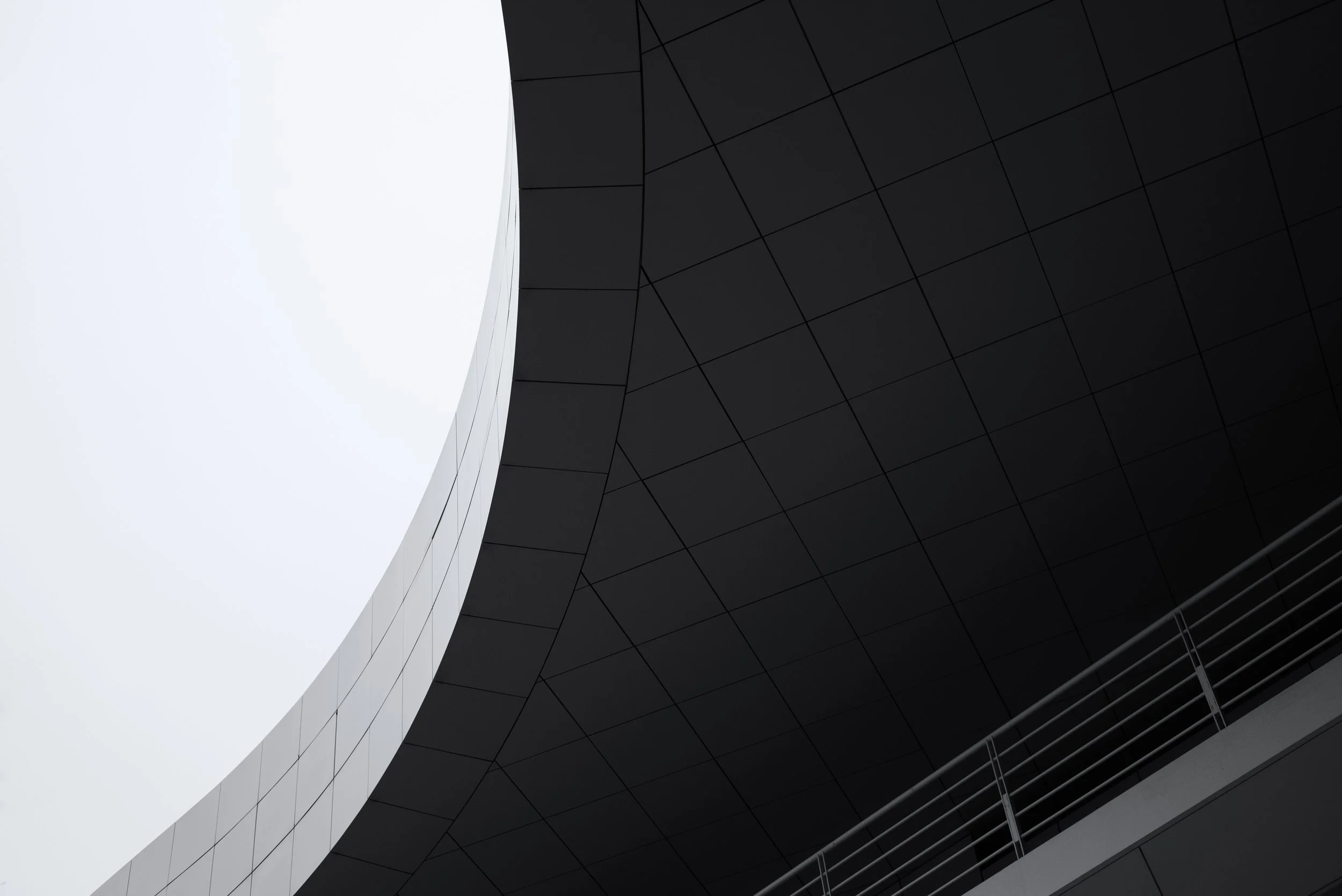 20-los-angeles-getty-center-curved-facade-black-white.jpg