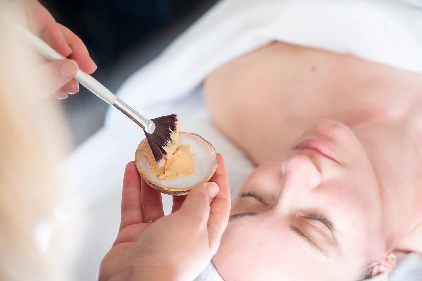 🍂 Fall is here&mdash;and so is your glow. 

Our Fall Facials feature the Eminence Organics Yam &amp; Pumpkin Enzyme Peel, a seasonal favorite that smooths, hydrates, and restores radiance. ✨ Book your autumn ritual today. 

#FallFacial #EminenceOrga