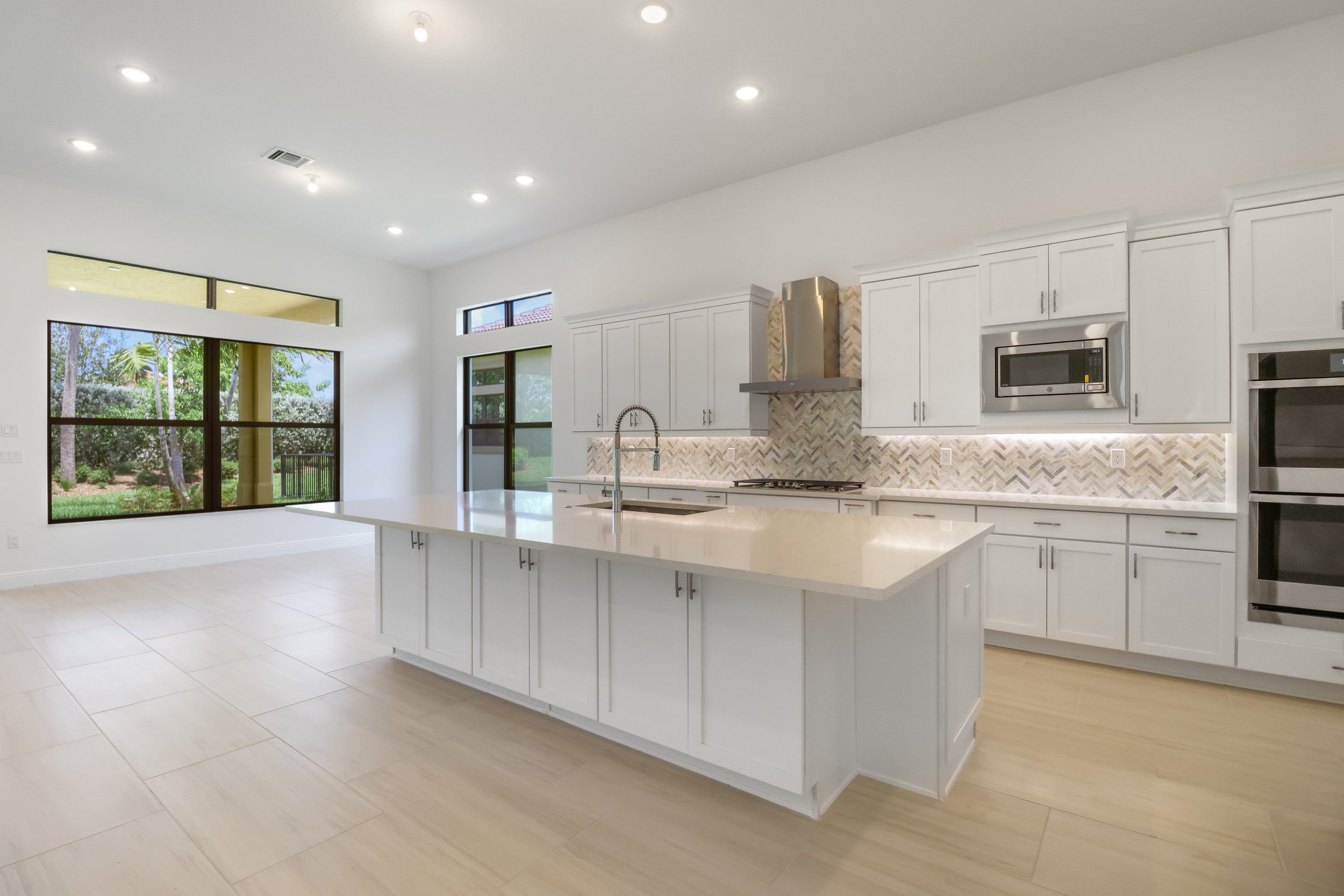 10- KITCHEN.jpg