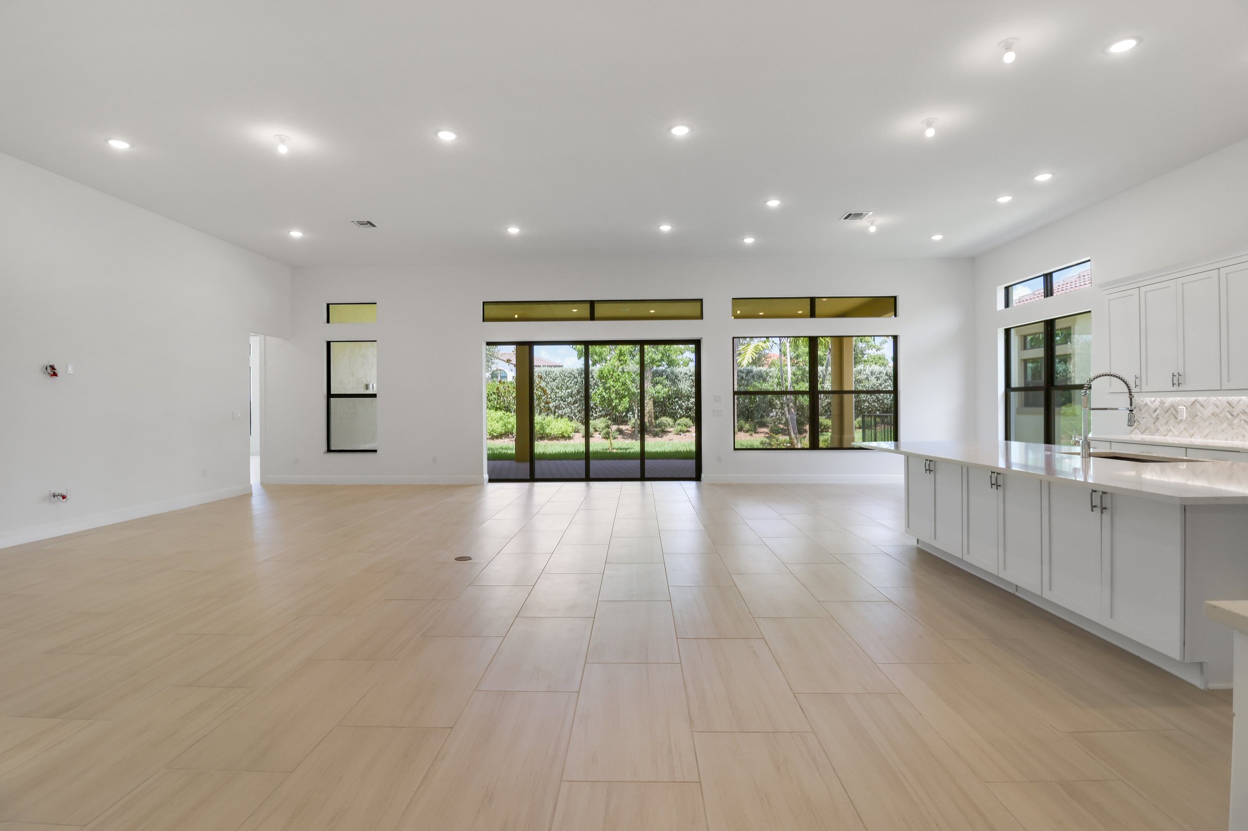13 - GREAT ROOM.jpg